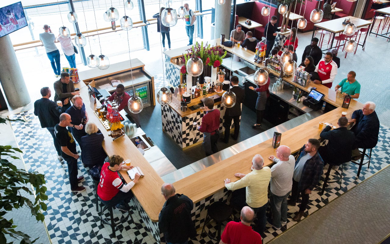 沉浸在酒吧裡朋友和美酒帶來的熱鬧氛圍中 沉浸在酒吧裡朋友和美酒帶來的熱鬧氛圍中