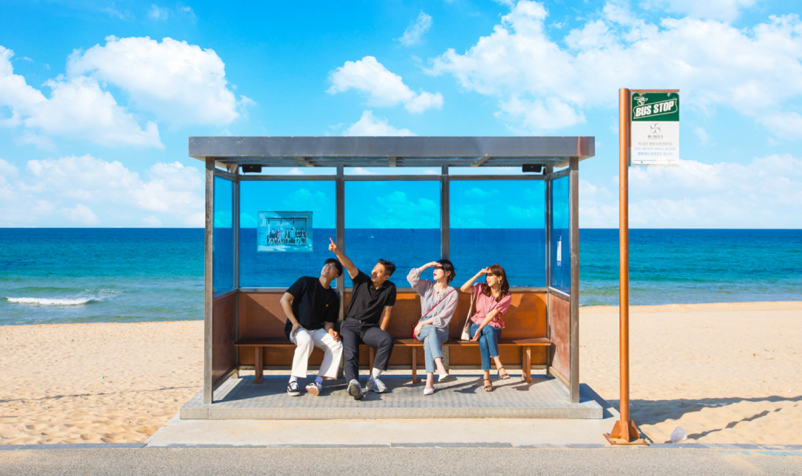 注文津BTS巴士站 - BTS《Spring Day》專輯封面拍攝地。這座看似簡單的海邊巴士站，卻成為 BTS 歷史上最具情感與象徵意義的經典場景之一。