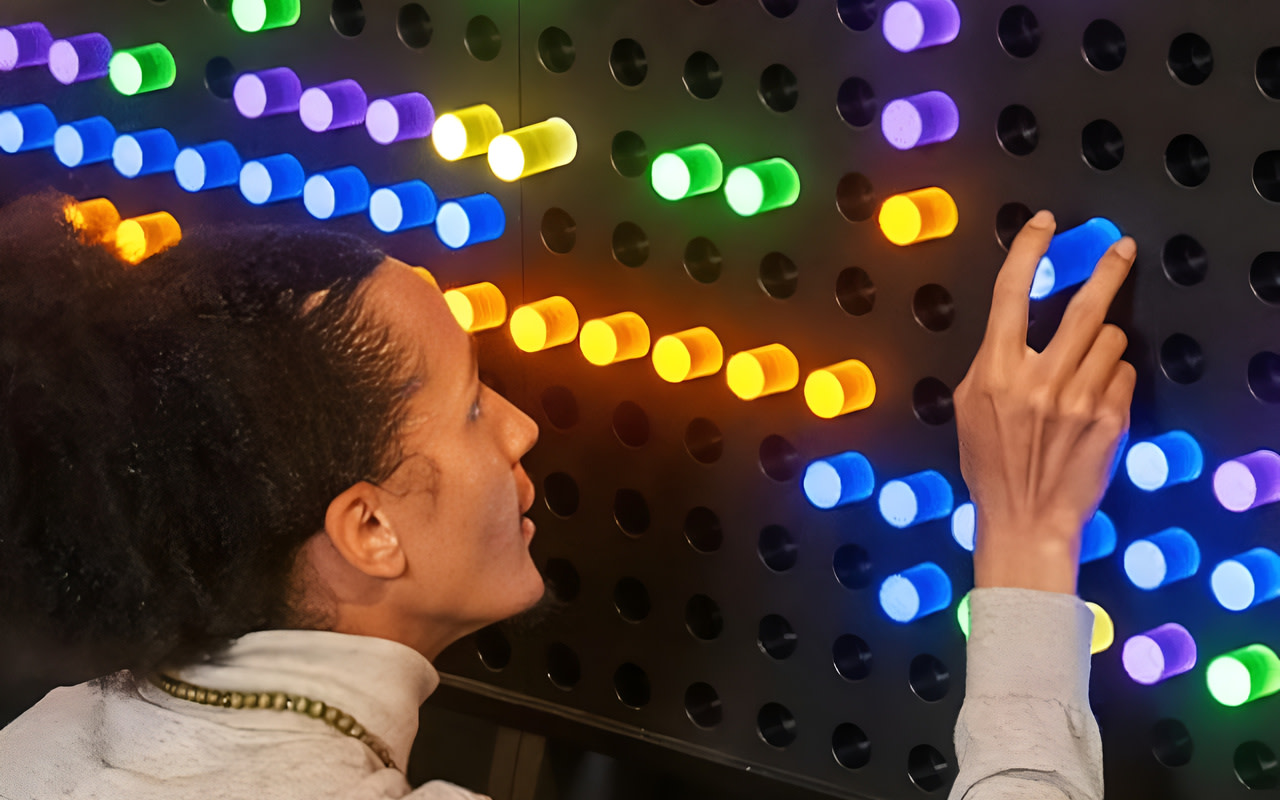 漫步於充滿奇幻展品和光學錯覺的藝廊中 漫步於充滿奇幻展品和光學錯覺的藝廊中