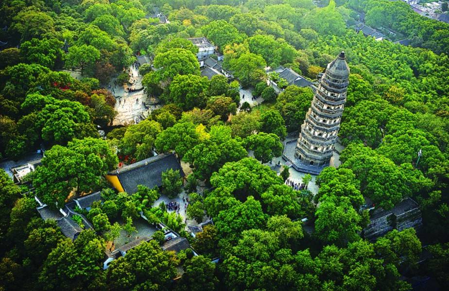 虎丘山風景名勝區-被譽為“吳中第一名勝”-宋代大文豪 蘇軾 曾讚歎：“到蘇州不遊虎丘，乃憾事也！”