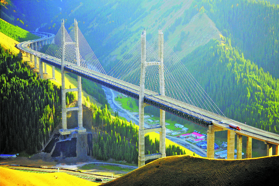 果子溝大橋：新疆第一座斜拉橋，體驗“一橋飛架” 的震撼，將果子溝層巒疊嶂、林海蒼茫的壯麗景色盡收眼底，是建築藝術與自然風光完美結合的奇觀。