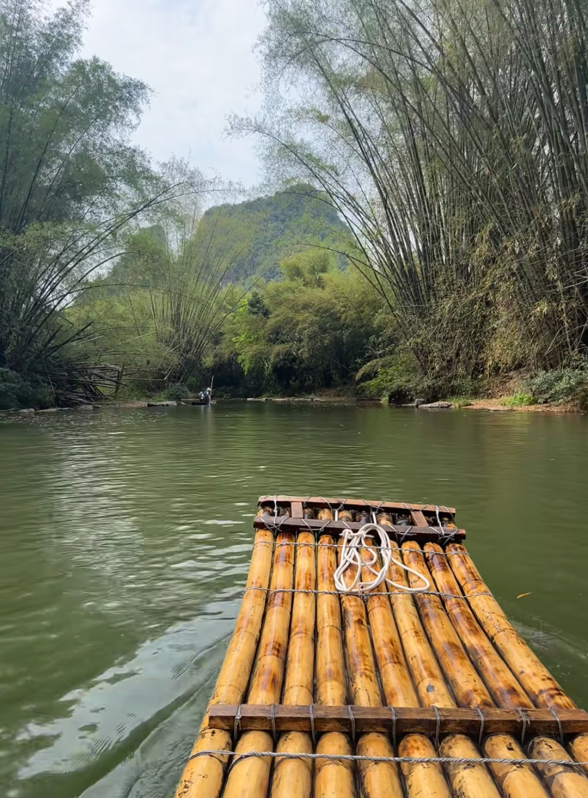 竹筏漂流是感受桂林山水獨特魅力的絕佳方式,讓遊客彷彿置身於一幅幅流動的山水畫卷之中 竹筏漂流是感受桂林山水獨特魅力的絕佳方式,讓遊客彷彿置身於一幅幅流動的山水畫卷之中