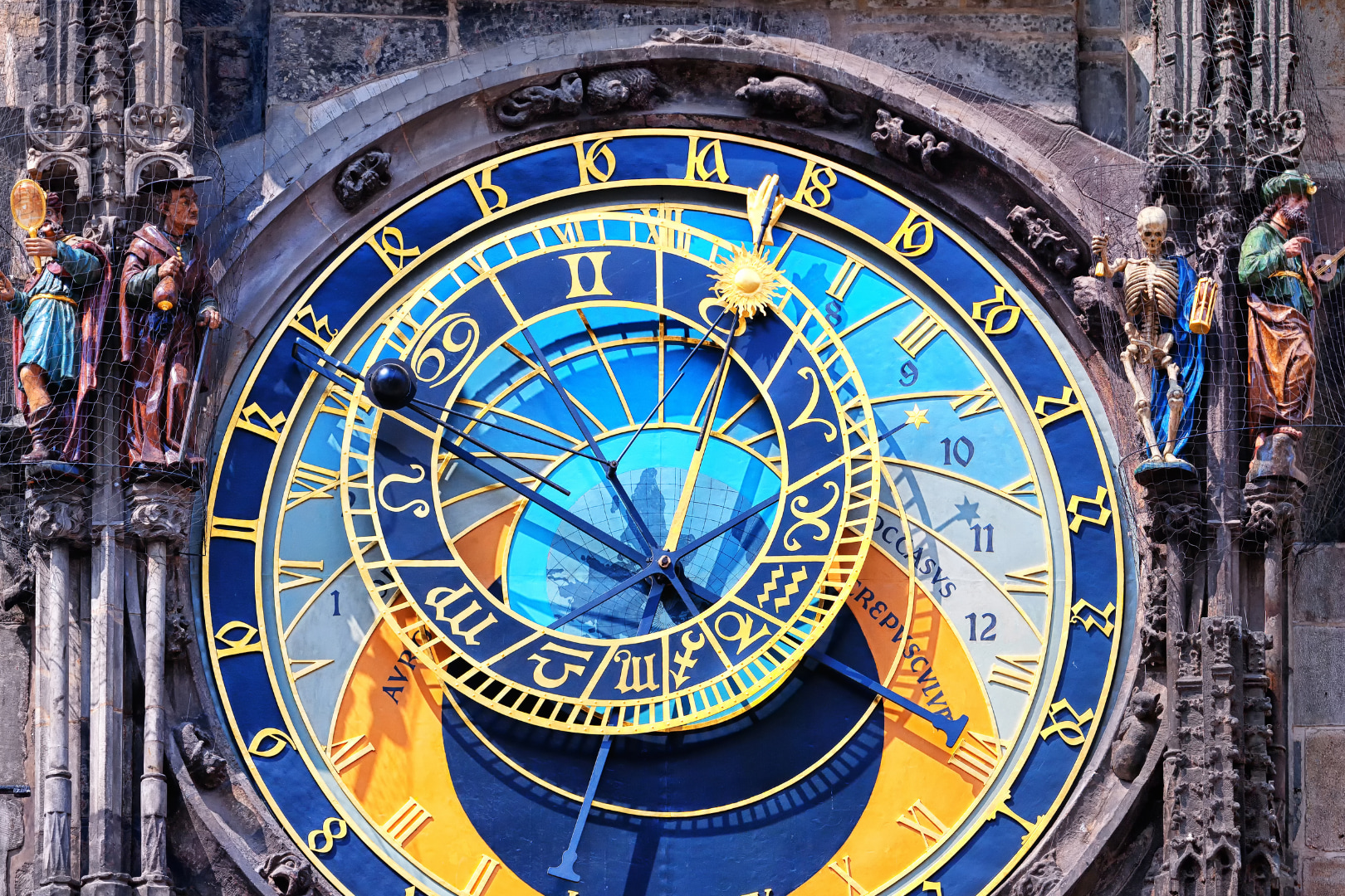 這座鐘樓建於 12 世紀，最初作為城門塔使用。15 世紀時，它被改建為鐘樓。這座鐘是歐洲現存最古老的天文鐘之一。