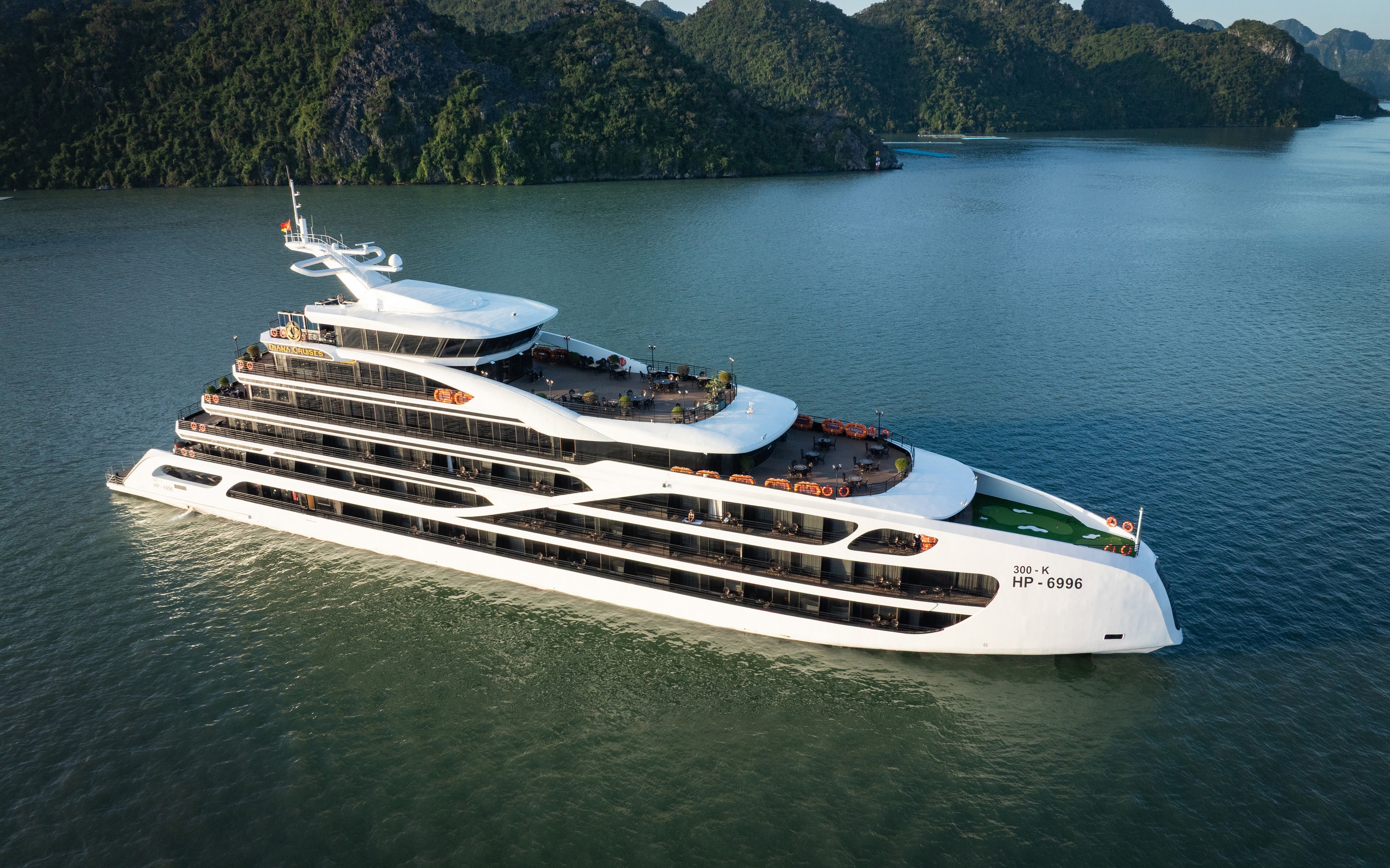 Diana Luxury 2D1N Cruise: Ha Long Bay & Lan Ha Bay