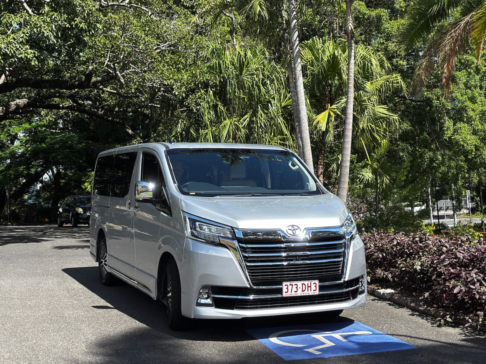 豪華車輛,豐田Granvia。最多可容納5位客人。 豪華車輛,豐田Granvia。最多可容納5位客人。