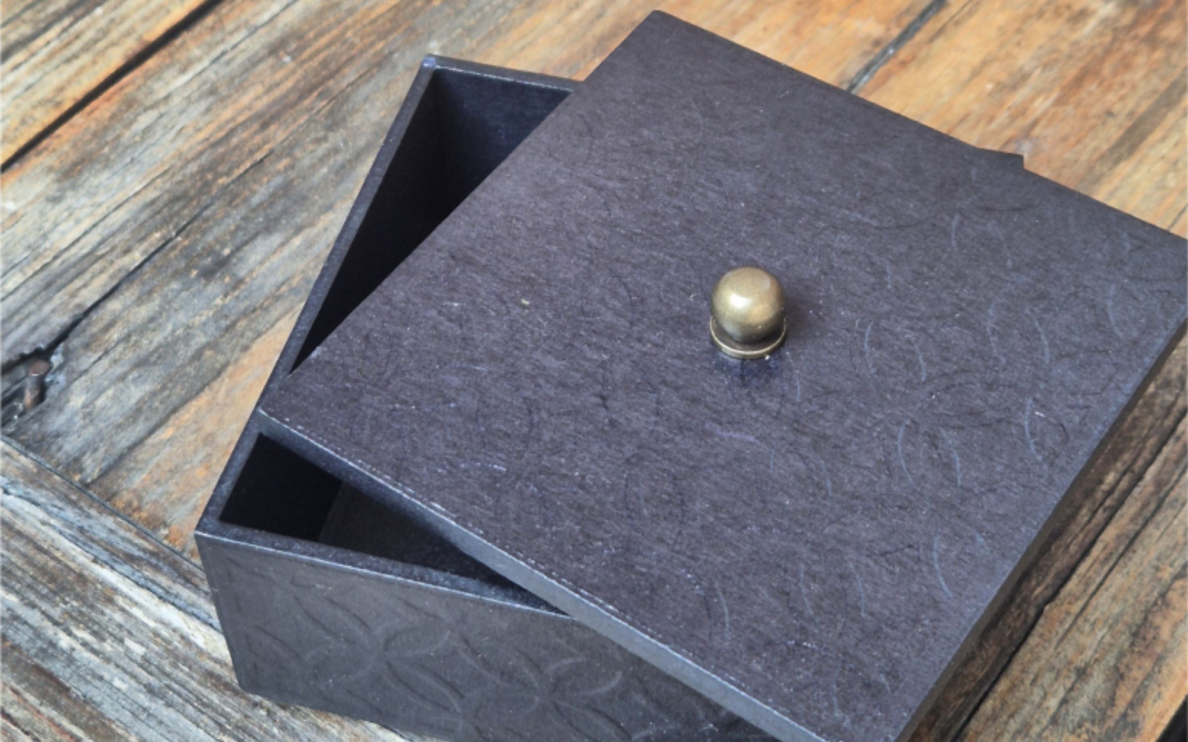 一款方形韓紙盒,可用於收納飾品、名片等小物。無論有無圖案,皆顯優雅,是送禮或紀念品的理想選擇。
一款方形韓紙盒,可用於收納飾品、名片等小物。無論有無圖案,皆顯優雅,是送禮或紀念品的理想選擇。