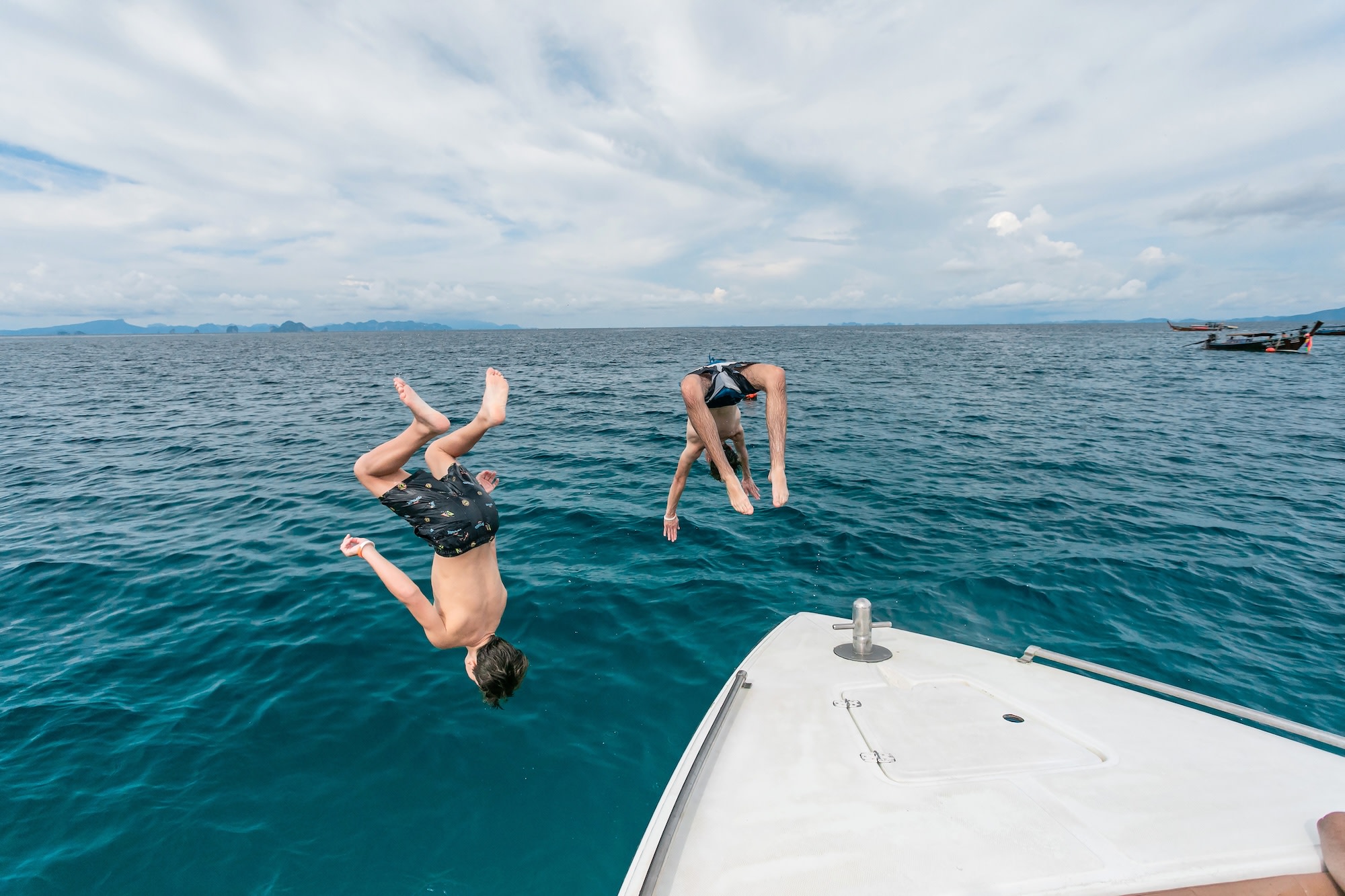 搭乘舒適快艇,盡享精彩旅程。 搭乘舒適快艇,盡享精彩旅程。
