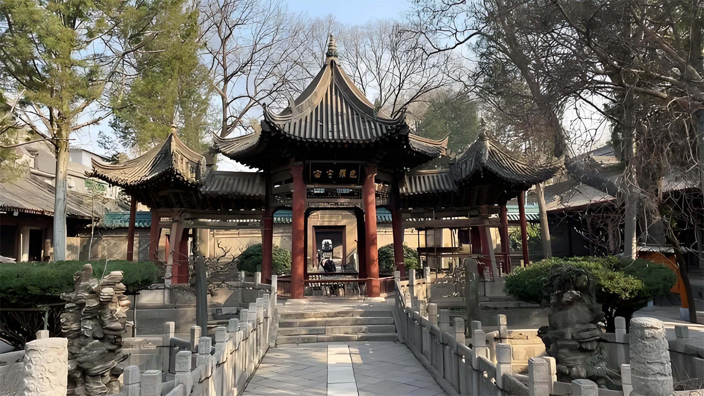 融合中國傳統建築與伊斯蘭文化的藝術瑰寶，明代彩繪與阿拉伯經文相映成趣，見證絲路文明交融的千年對話