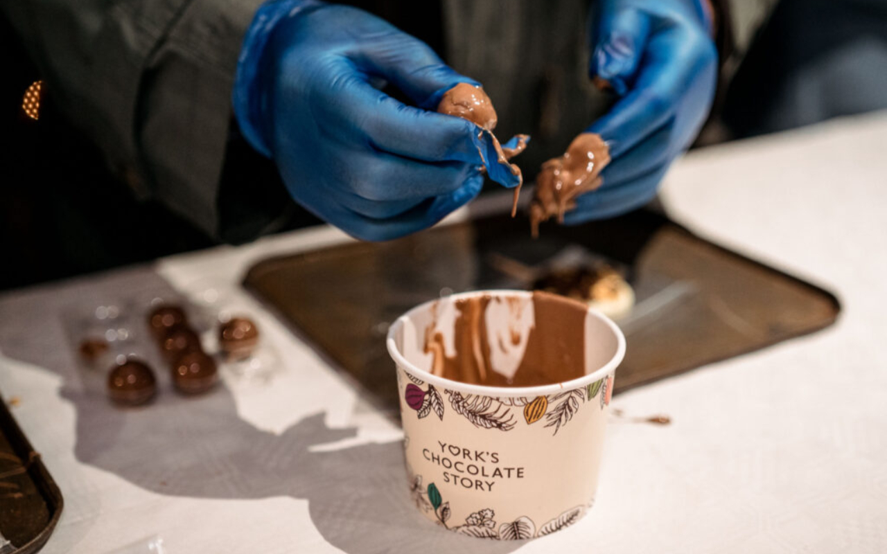 在您散步期間,品嚐約克巧克力故事(York’s Chocolate Story)提供的美味巧克力樣品 在您散步期間,品嚐約克巧克力故事(York’s Chocolate Story)提供的美味巧克力樣品