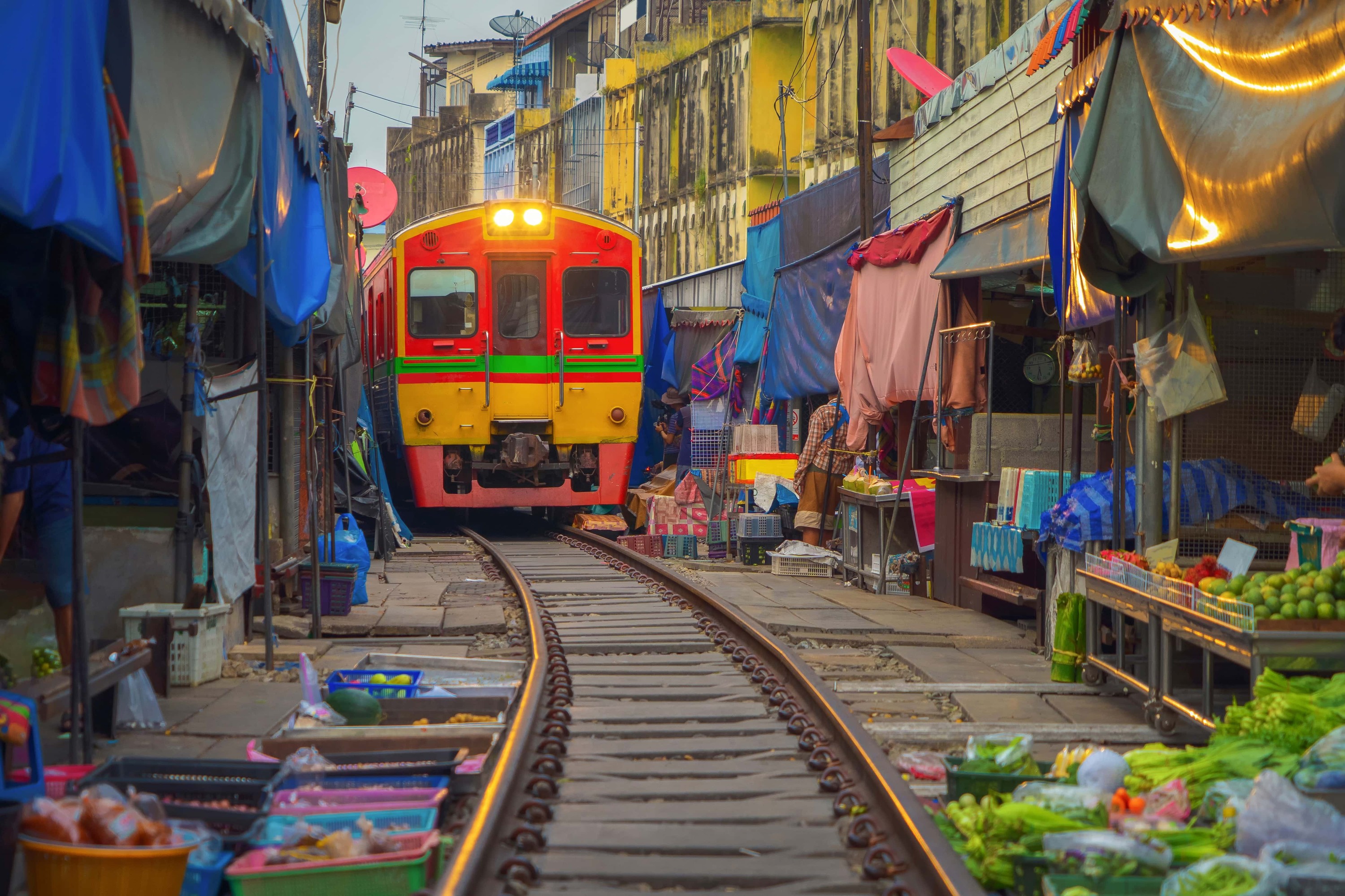 Bangkok Maeklong & Damnoen Saduak Day Tour with Boat Ride