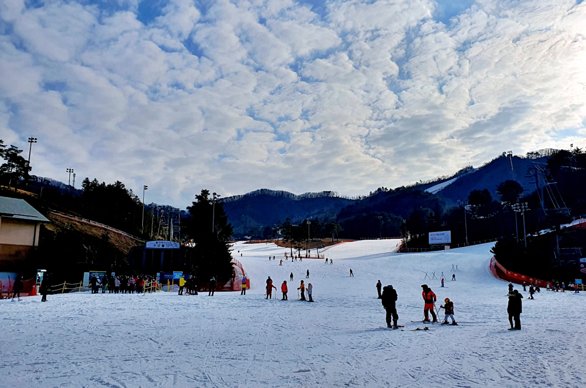 滑雪者在壯麗的雲景下享受滑雪的樂趣 滑雪者在壯麗的雲景下享受滑雪的樂趣