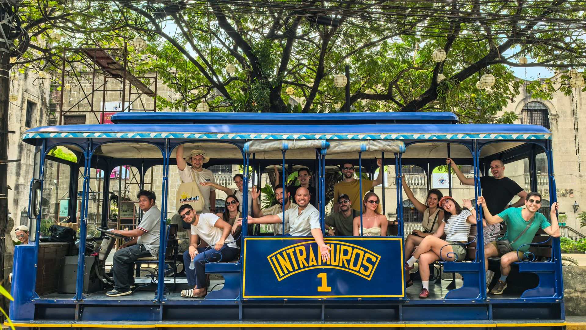 搭乘當地人過去的交通工具——電車或馬車，讓歷史鮮活重現。