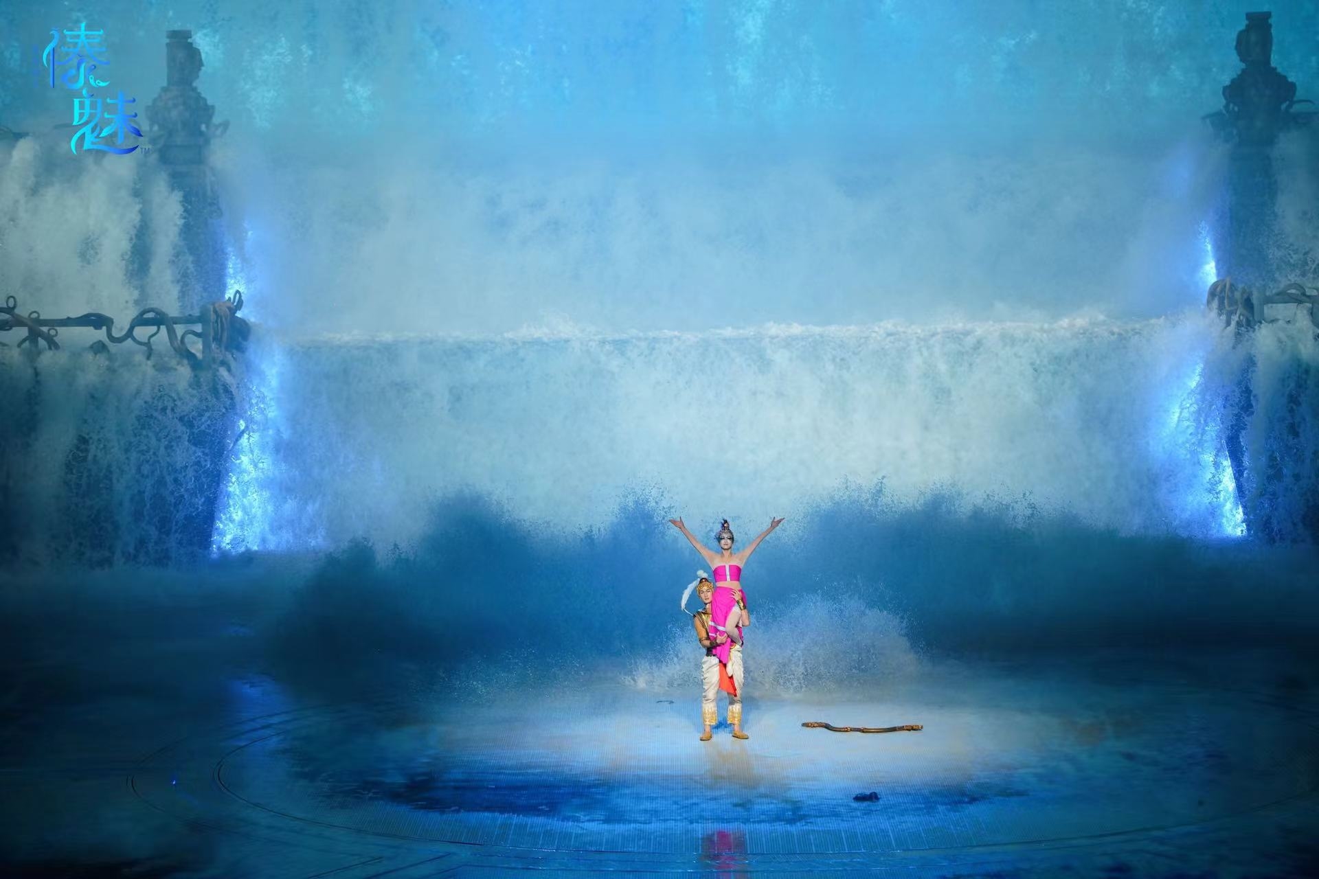 舞臺上製造出瀑布效果,前景中一位演員託舉著另一位演員,姿態充滿力量感與表現力 舞臺上製造出瀑布效果,前景中一位演員託舉著另一位演員,姿態充滿力量感與表現力