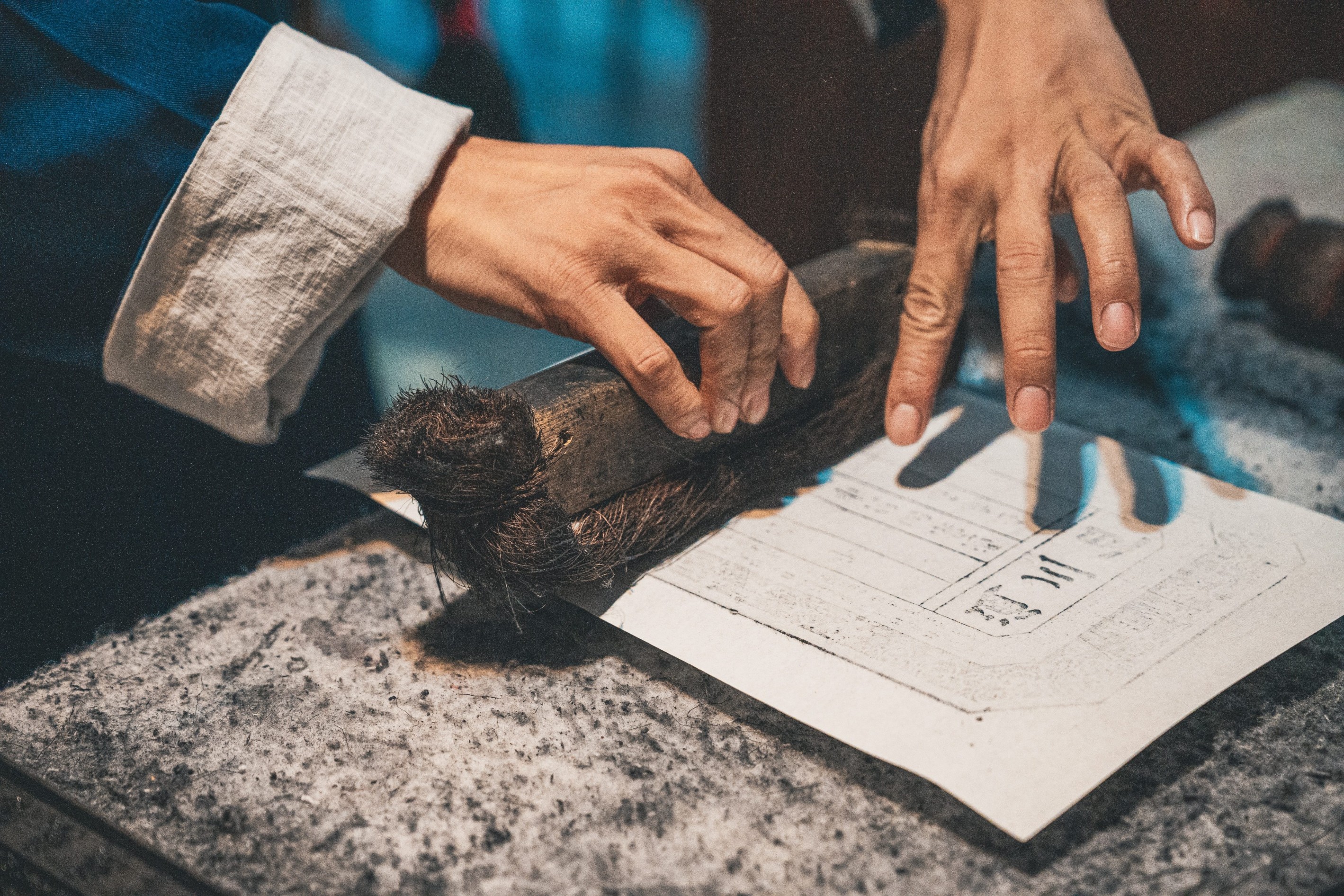 走進票號,跟隨大掌櫃,瞭解晉商票號、票貼的文化,學習晉商票貼的文化知識與防偽措施,填寫自己的票據,在銀庫兌換銀兩。 走進票號,跟隨大掌櫃,瞭解晉商票號、票貼的文化,學習晉商票貼的文化知識與防偽措施,填寫自己的票據,在銀庫兌換銀兩。