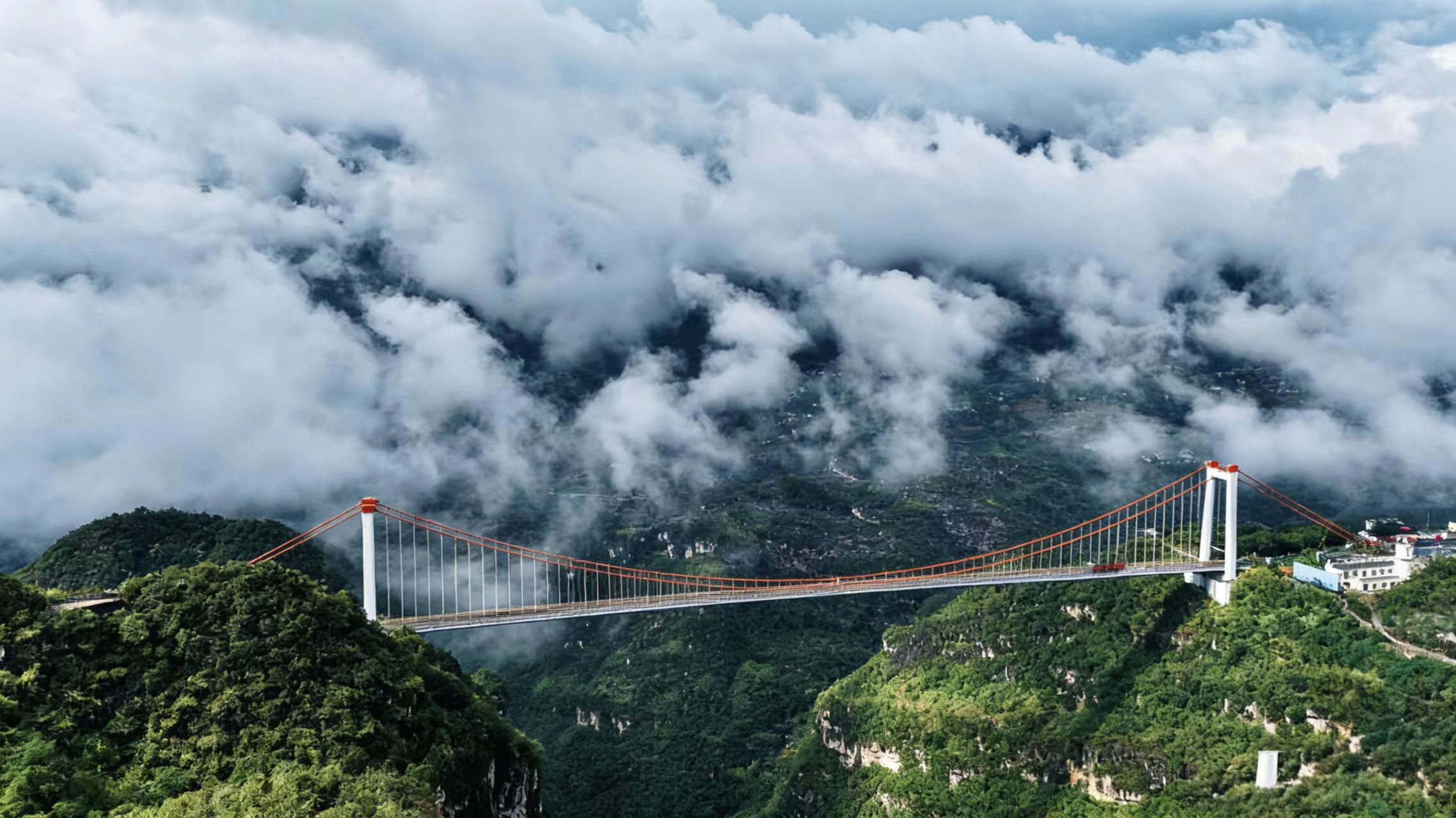 風捲雲動時,橋與山都像是浮在仙境裡,伸手便能碰著雲的衣角 風捲雲動時,橋與山都像是浮在仙境裡,伸手便能碰著雲的衣角