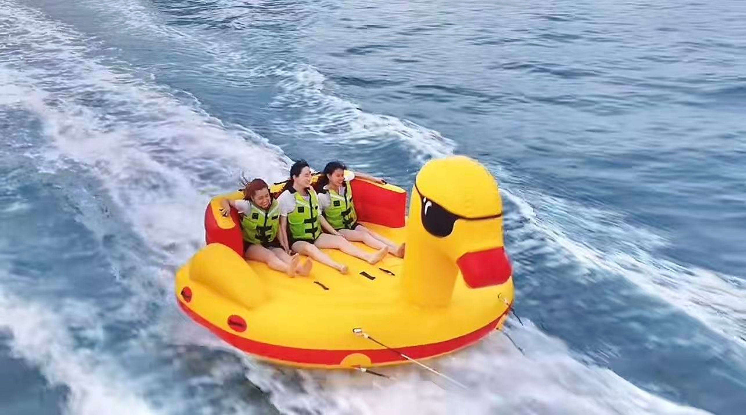 和朋友並排坐著,聊聊天、看看遠處的島,風不烈、浪不猛,連時間都好像慢了下來 和朋友並排坐著,聊聊天、看看遠處的島,風不烈、浪不猛,連時間都好像慢了下來