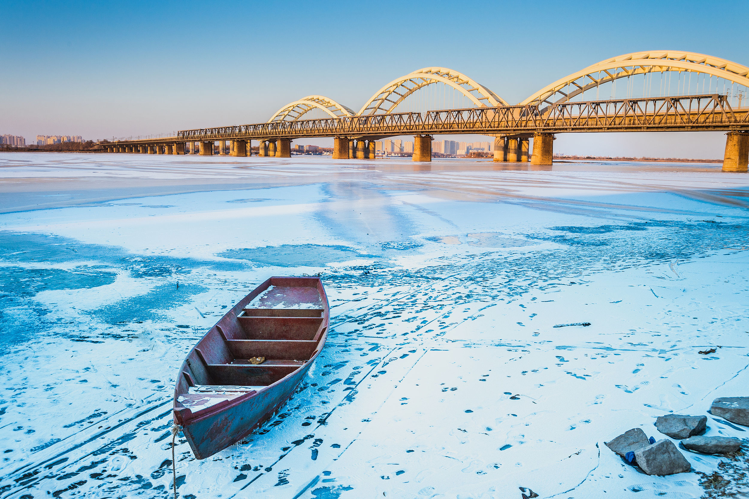 Year-round ice and snow, the endless Harbin Summer Capital, memories of the city.
Arrived here today,
Mainly to see the beautiful Songhua River, stopping at the Songhua River.
My excitement is beyond words.