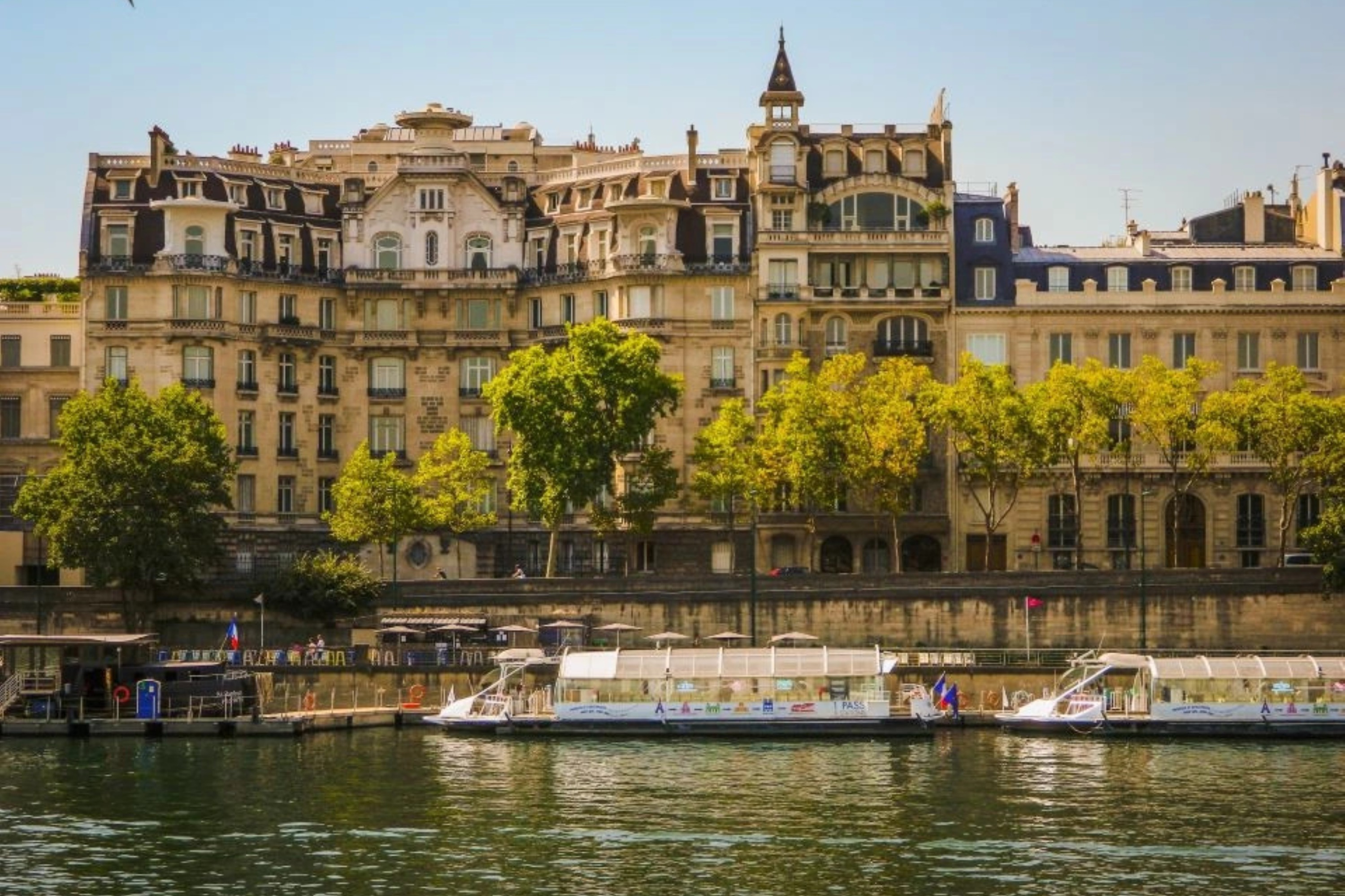 Paris Seine River Cruise Tour with Crepe Tasting near Eiffel Tower 