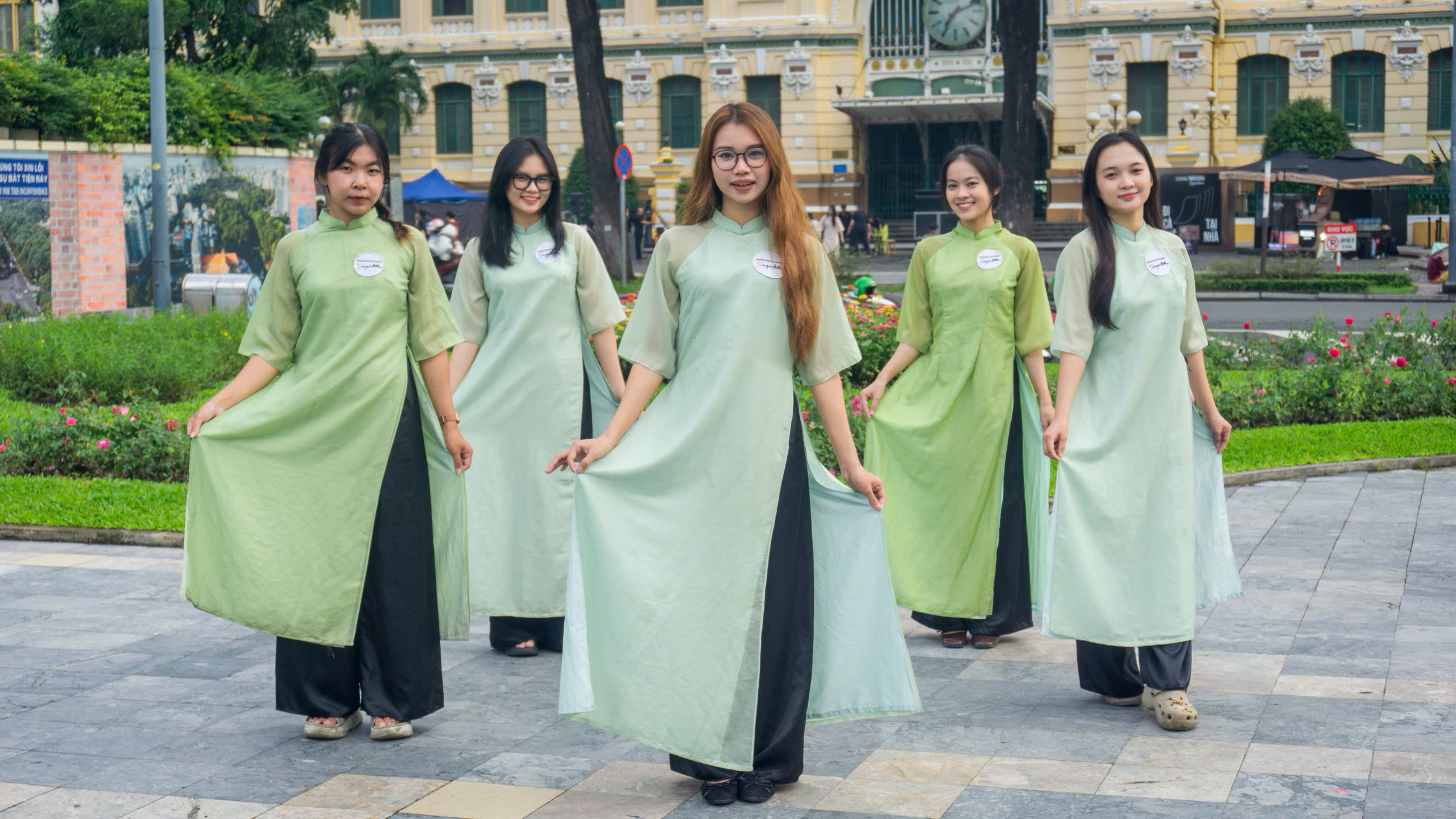 Ho Chi Minh City: Walking Street Food Tour with 12 Local Tastings