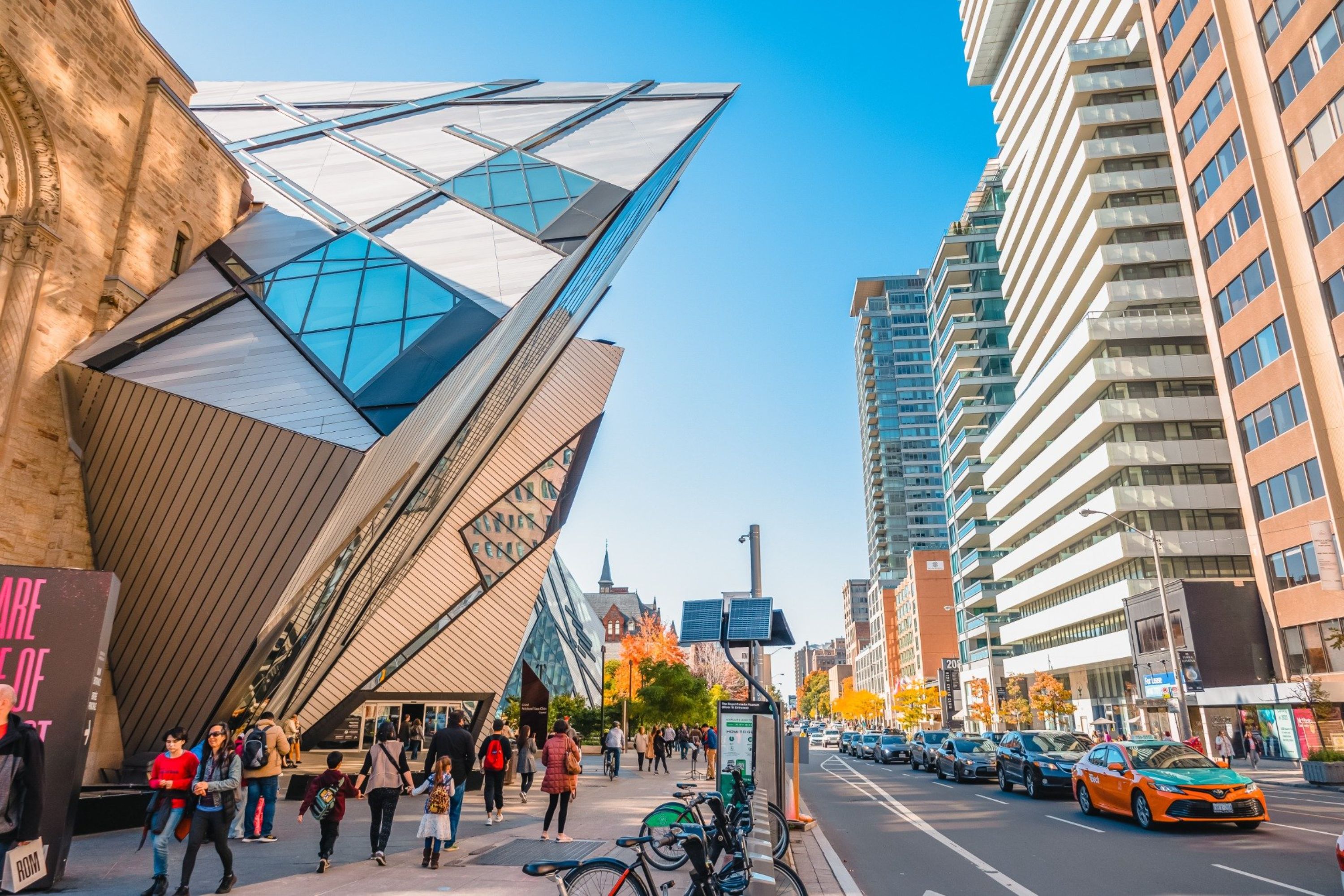 安大略皇家博物館以其引人注目的建築風格，融合了藝術、文化與自然歷史