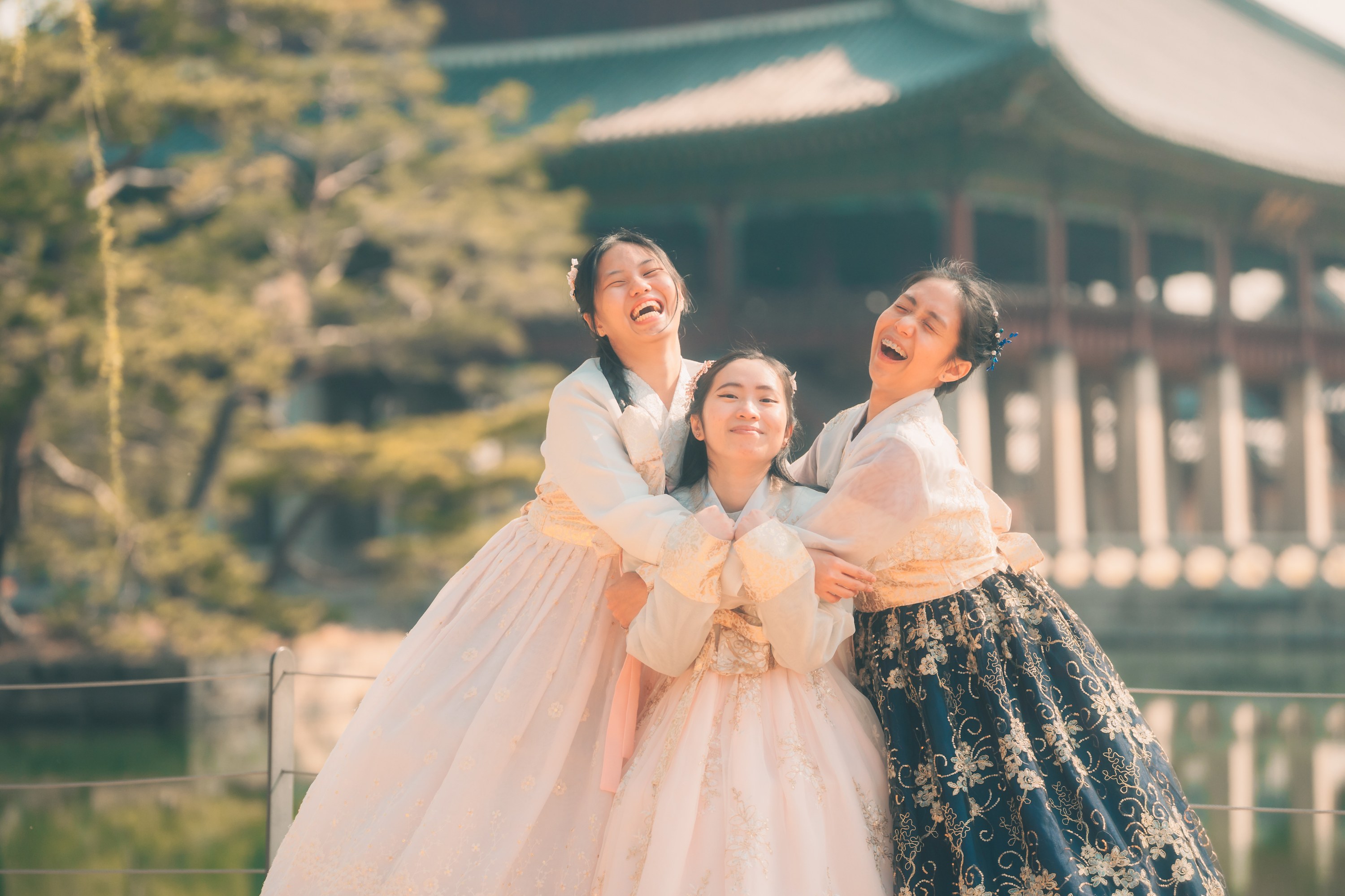 -團體拍攝-
我們是住在韓國宮殿裡,實現童話故事的三個公主。 -團體拍攝-
我們是住在韓國宮殿裡,實現童話故事的三個公主。