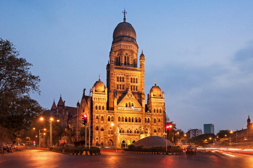 Explore Mumbai in Nightlights: Guided Tour by Foot with a local