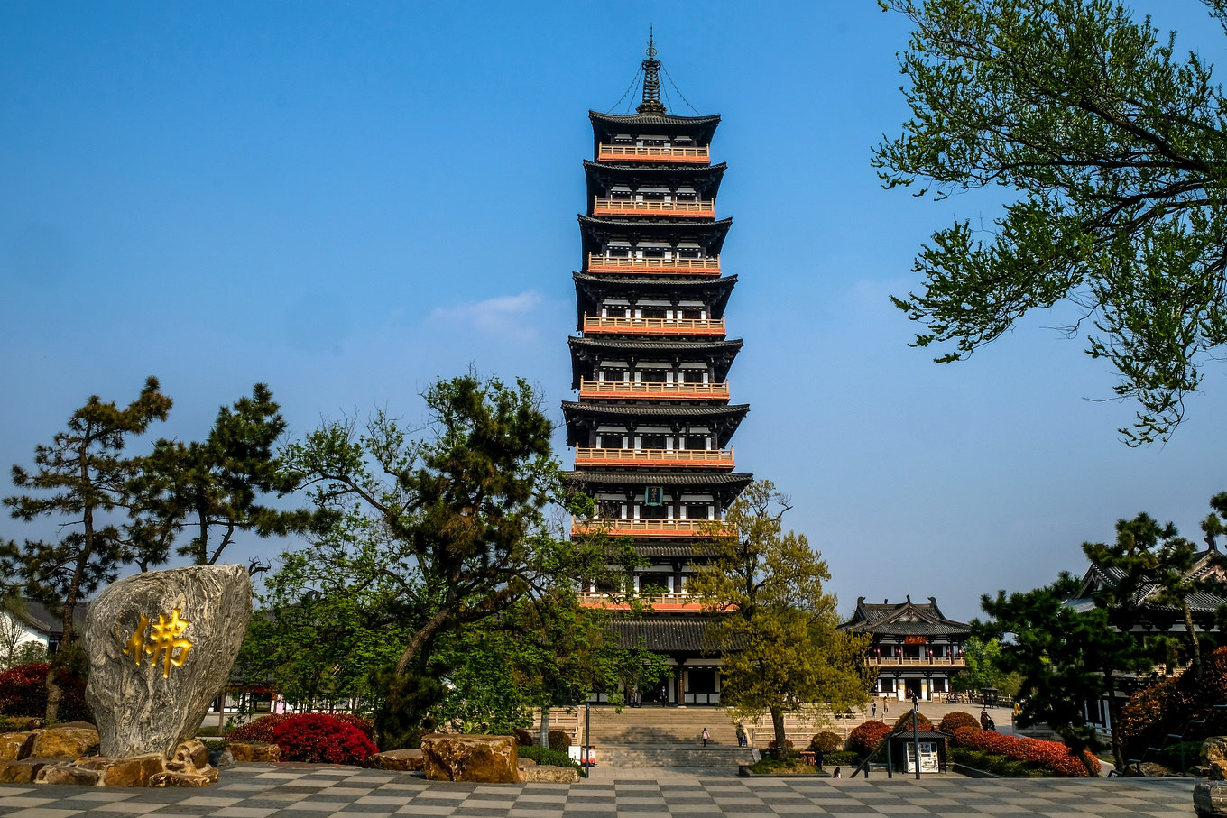 Full-day guided tour of Slender West Lake and Dongguan Street in Yangzhou