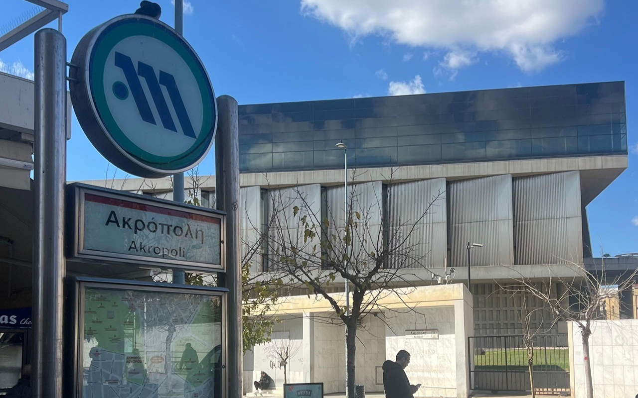 在交通便利的雅典衛城地鐵站下車,這裡地理位置優越,是展開歷史觀光和徒步旅行的絕佳起點。 在交通便利的雅典衛城地鐵站下車,這裡地理位置優越,是展開歷史觀光和徒步旅行的絕佳起點。