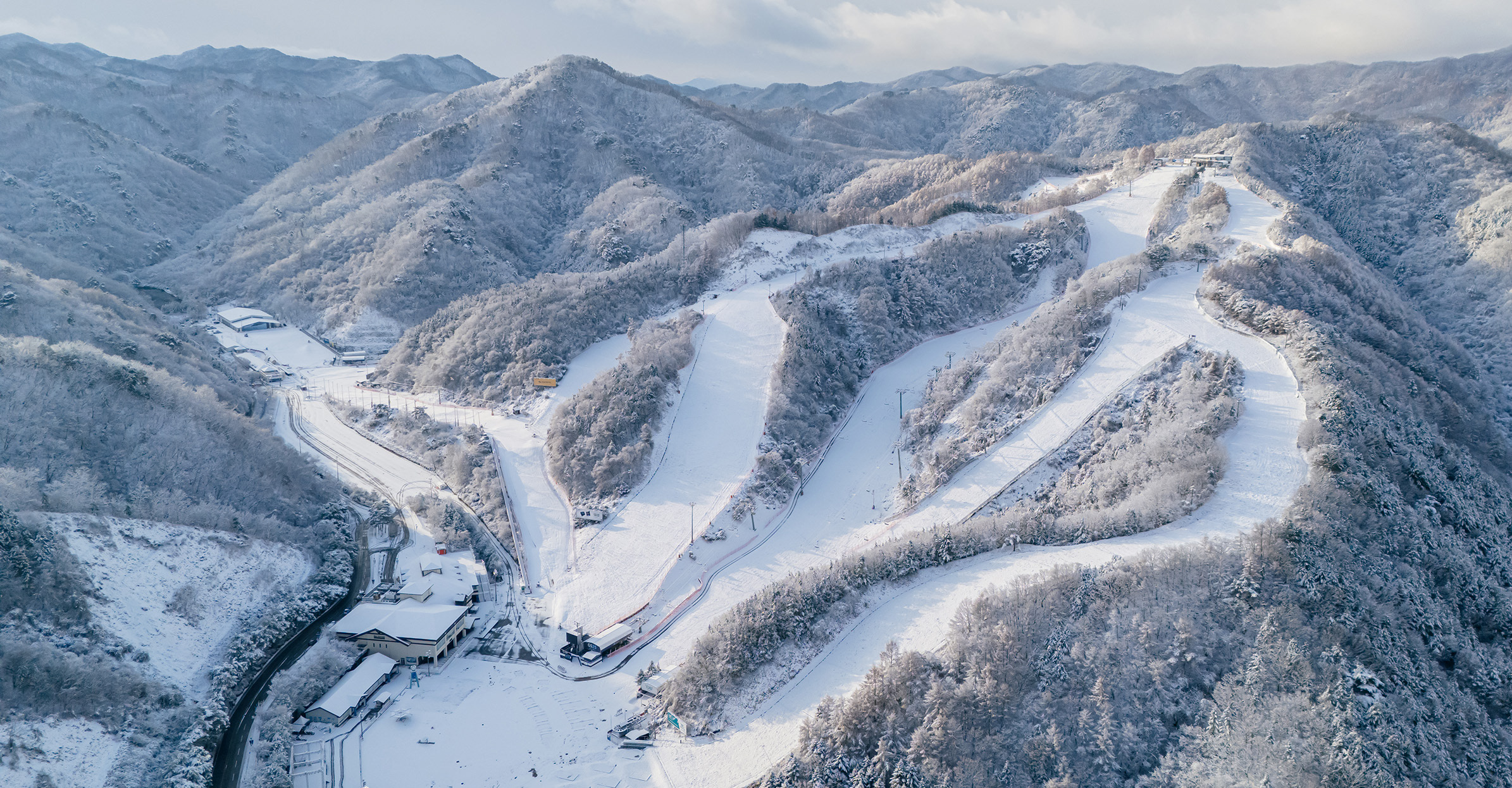 整個滑雪場共有10條滑雪道，其中8條是初中級滑雪道，難度低於其他滑雪場。