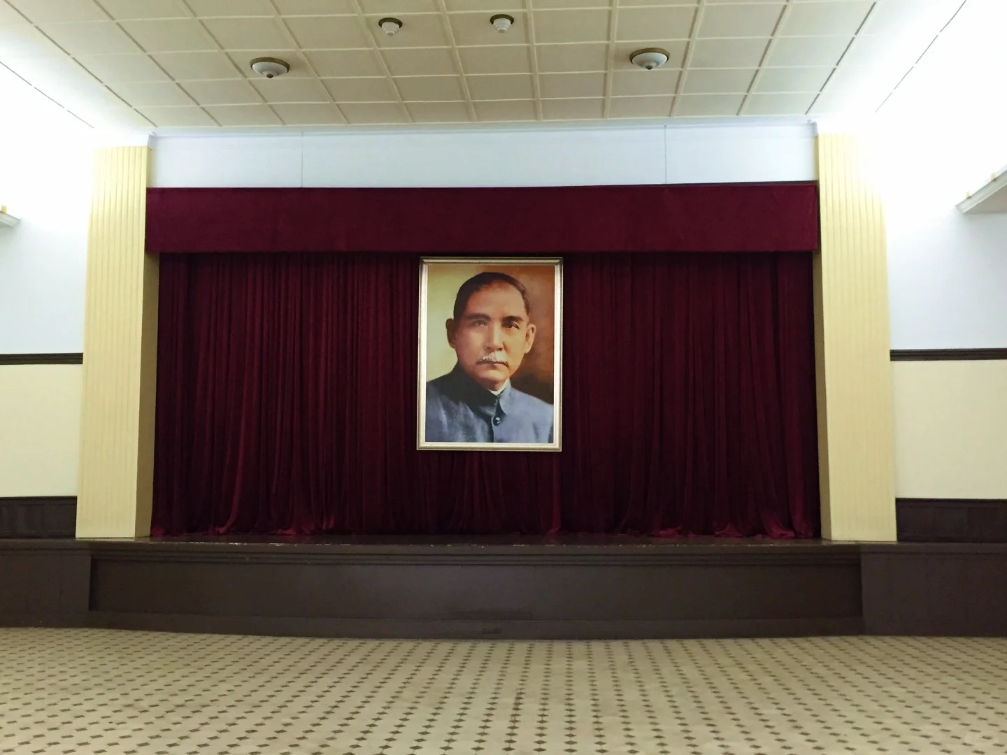 暖陽傾灑,白鴿繞飛,總統府古樸的建築在時光的沉澱下,散發獨特韻味 暖陽傾灑,白鴿繞飛,總統府古樸的建築在時光的沉澱下,散發獨特韻味