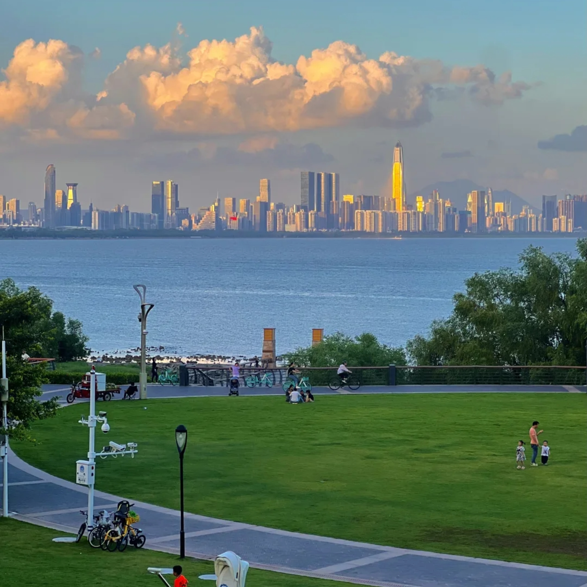 5-day tour in Guangzhou, Foshan, Zhuhai, Zhongshan and Shenzhen (Walking in Shamian + Huang Feihong Ancestral Temple + Viewing Hong Kong-Zhuhai-Macao Bridge from a distance)