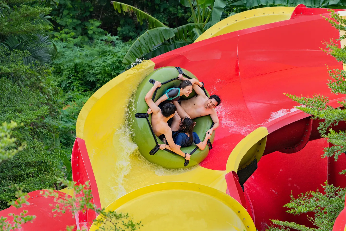一同體驗寬敞滑水道與巨型泳圈,享受天倫之樂 一同體驗寬敞滑水道與巨型泳圈,享受天倫之樂