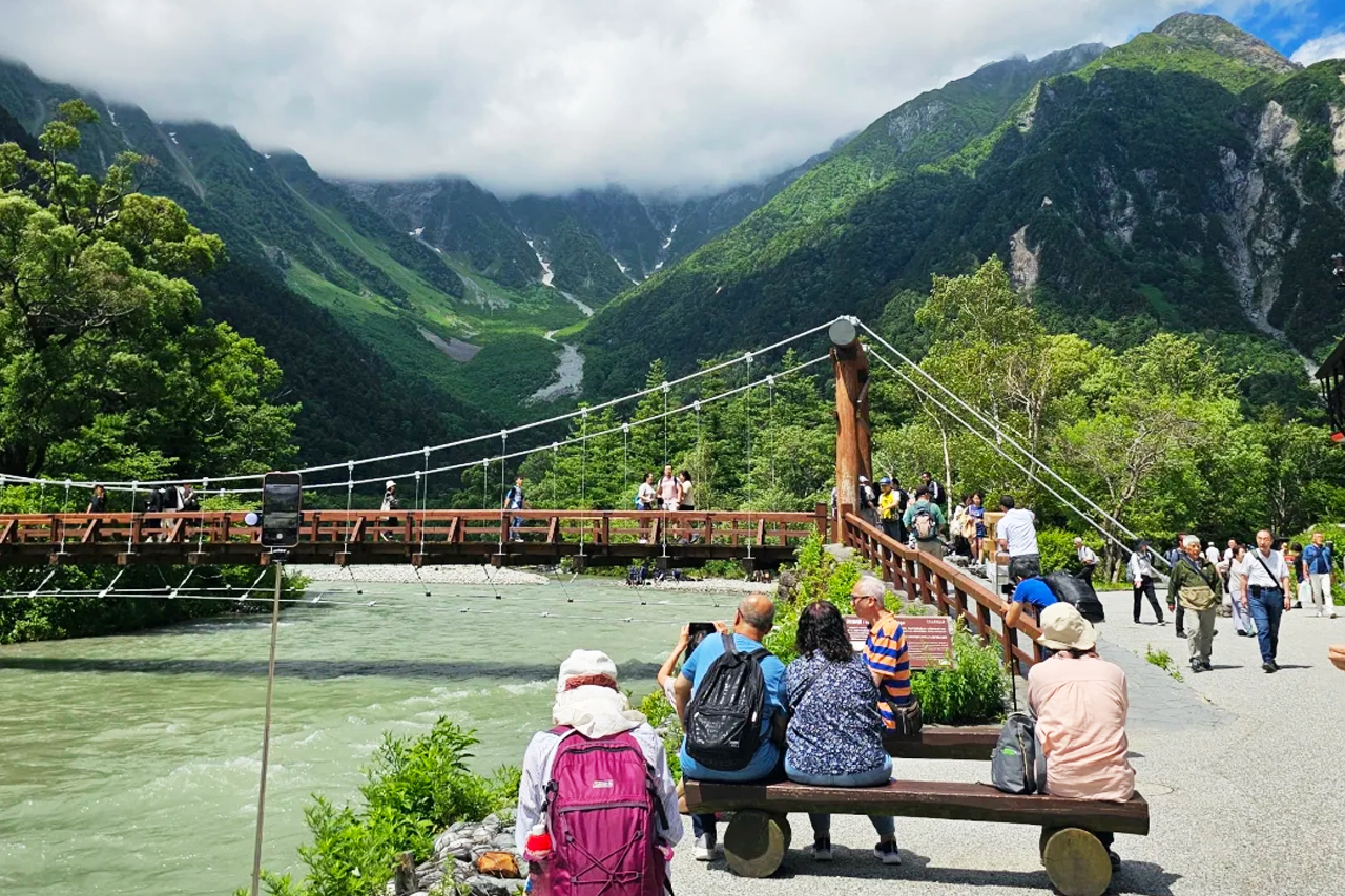 [One-day tour in Kamikochi from Nagoya] Encounter the scenery of Japan's "Jiuzhaigou", step on the Kappa Bridge, and overlook the mountains and the sacred pond