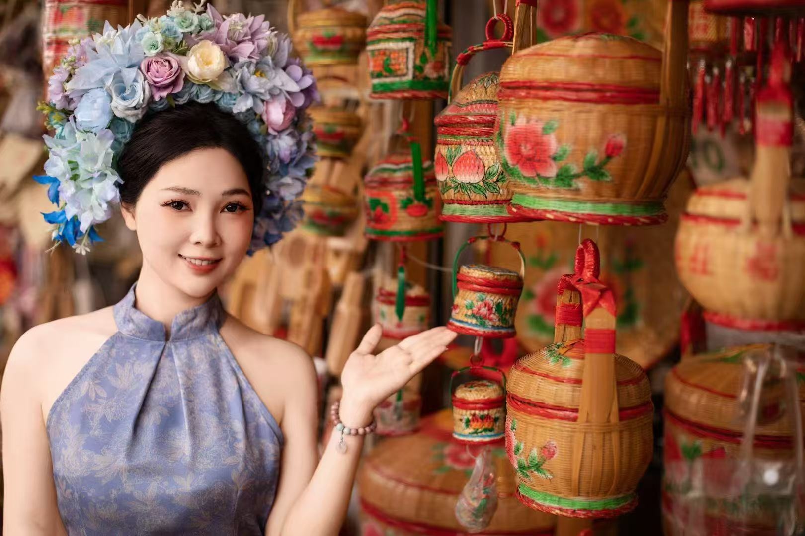 又或許是安排一場 “簪花贈友” 的互動，在你與同伴相視一笑的剎那按下快門。哪怕你從未有過古風拍攝經驗，也不必擔心僵硬與尷尬