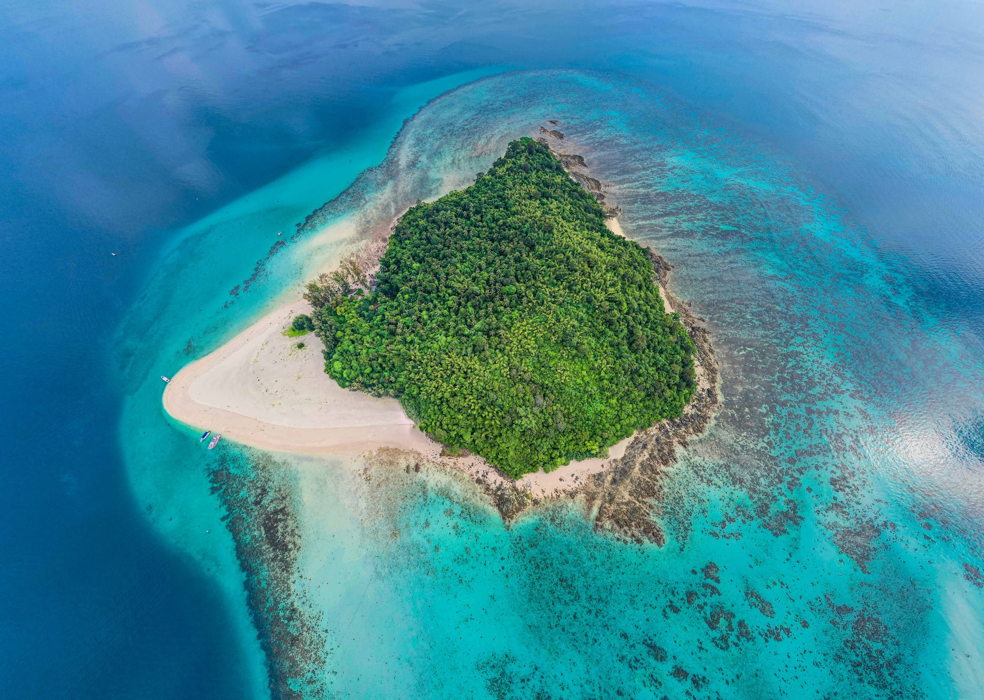 在竹島享受潔淨沙灘與清澈海水,徹底放鬆身心。 在竹島享受潔淨沙灘與清澈海水,徹底放鬆身心。