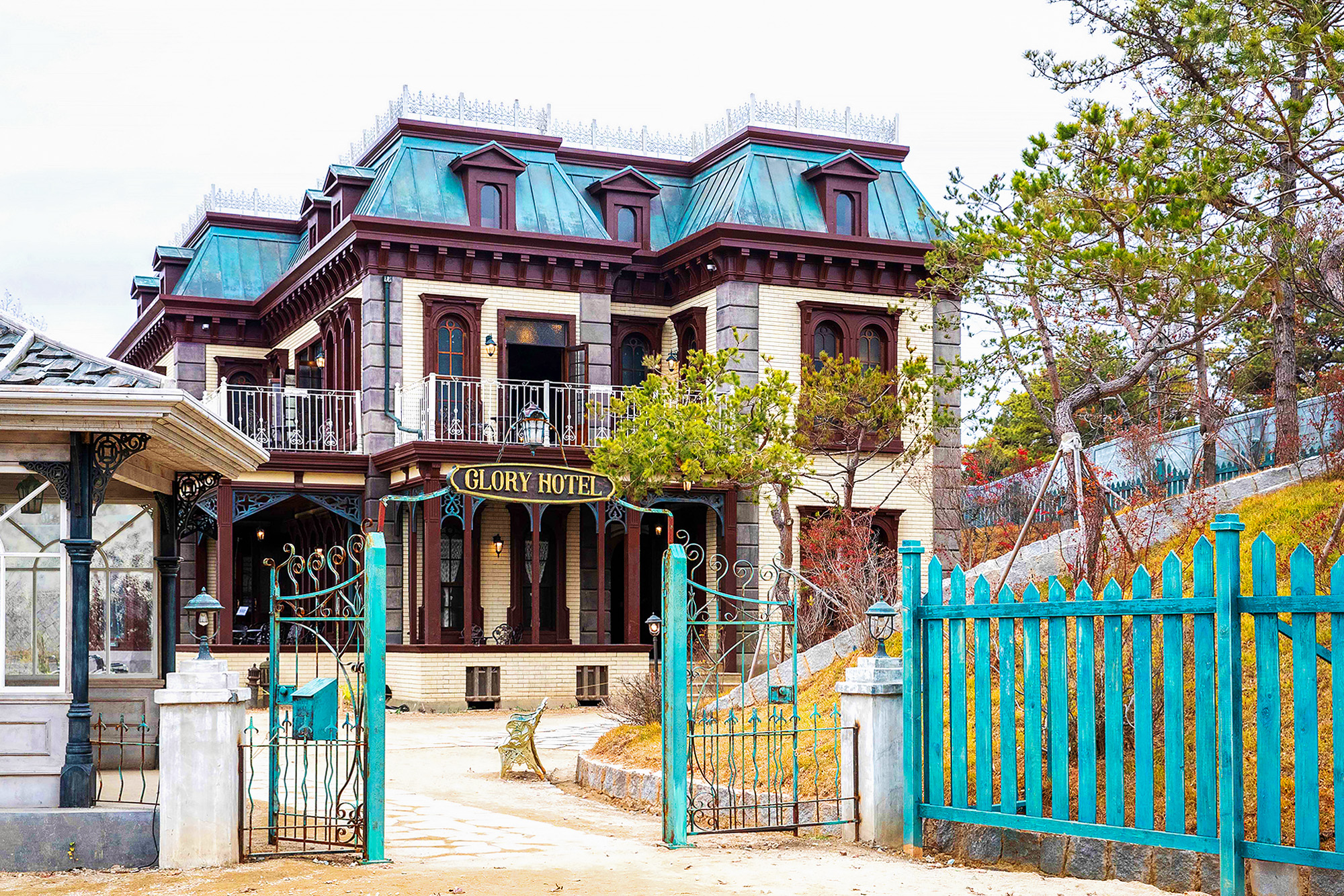 🏘️ 這裡有西式建築、傳統房屋，甚至還有歷史悠久的電車。