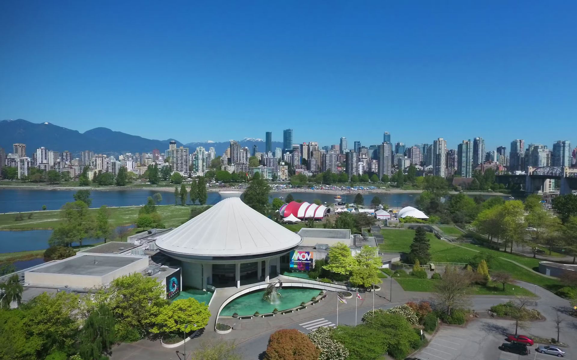 從博物館觀景區盡享 Vanier Park 的迷人景色。