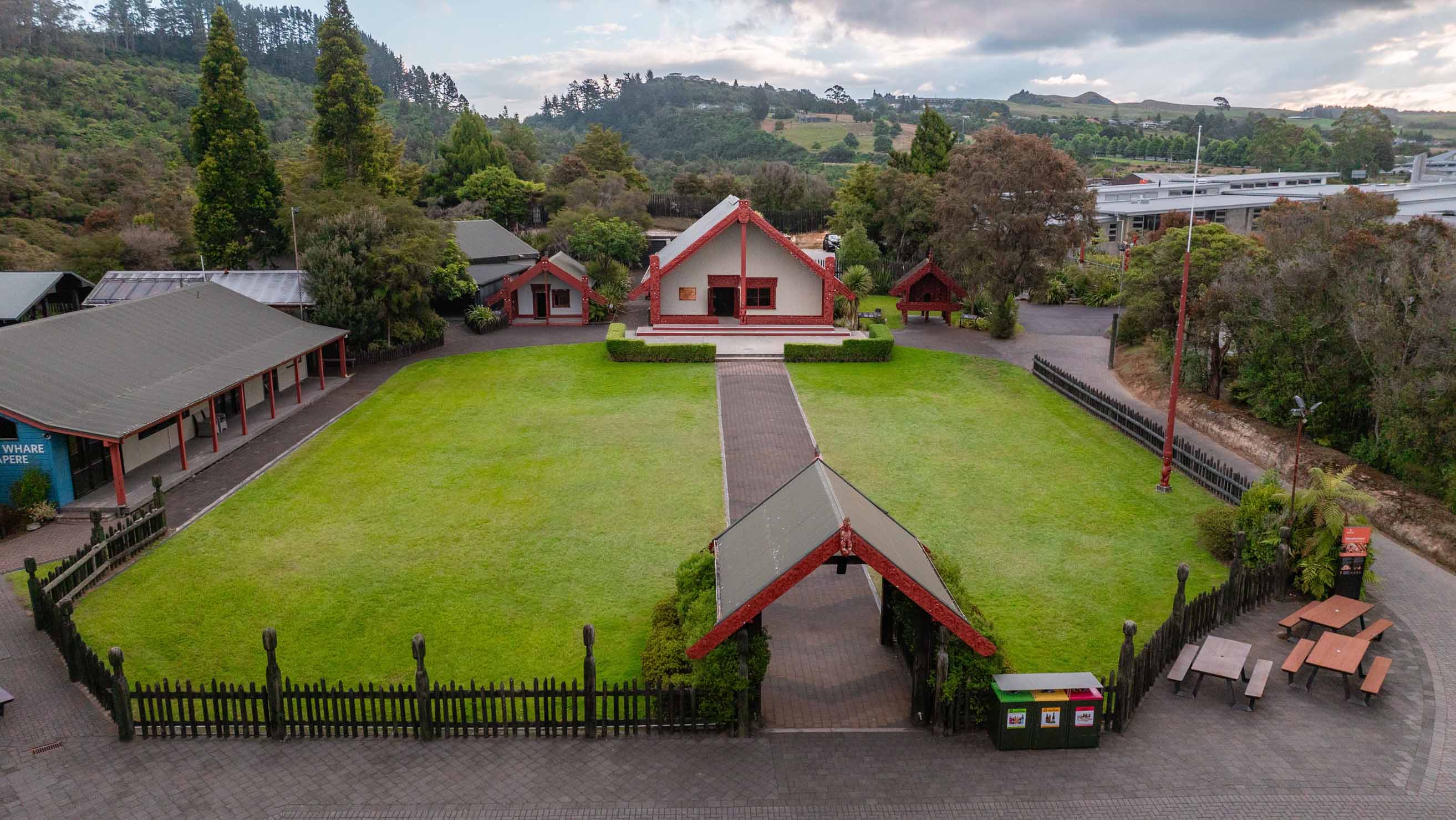 走訪羅托威荷毛利會堂 (Rotowhio Marae) – 一座以傳統工法雕刻的聚會場所，展現卓越的毛利建築風格