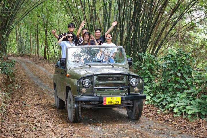 在節日期間來到堂林古村，也就是一年的第一個農曆月，您將享受到熱鬧的節日氣氛和只有在節日期間才能品嚐到的特色菜餚。