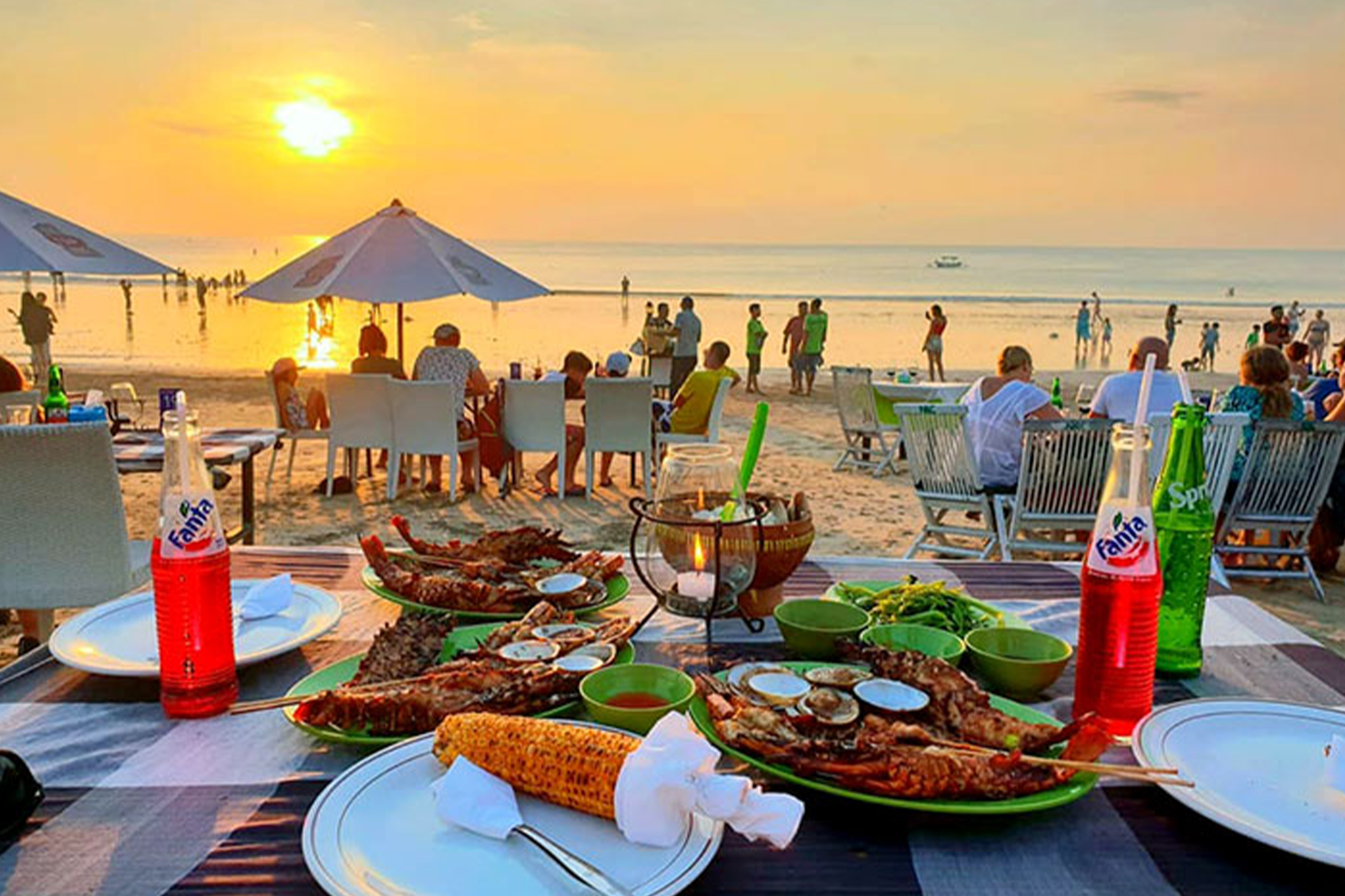 金巴蘭海鮮是巴厘島的熱門餐飲目的地,以其海濱海鮮餐廳而聞名,這些餐廳供應當天捕獲的新鮮海鮮,並在風景如畫的環境中提供日落美景。 金巴蘭海鮮是巴厘島的熱門餐飲目的地,以其海濱海鮮餐廳而聞名,這些餐廳供應當天捕獲的新鮮海鮮,並在風景如畫的環境中提供日落美景。