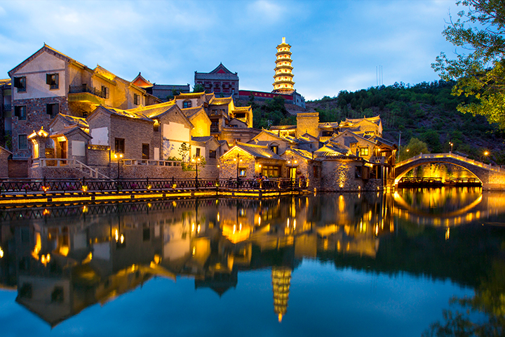 There are 6 areas in Gubei Water Town including Old Barracks Area, Minguo Street Area, Water Street Area, Wonglong, and etc. Explore different shops, tasty the food, and shop for your China gifts there.