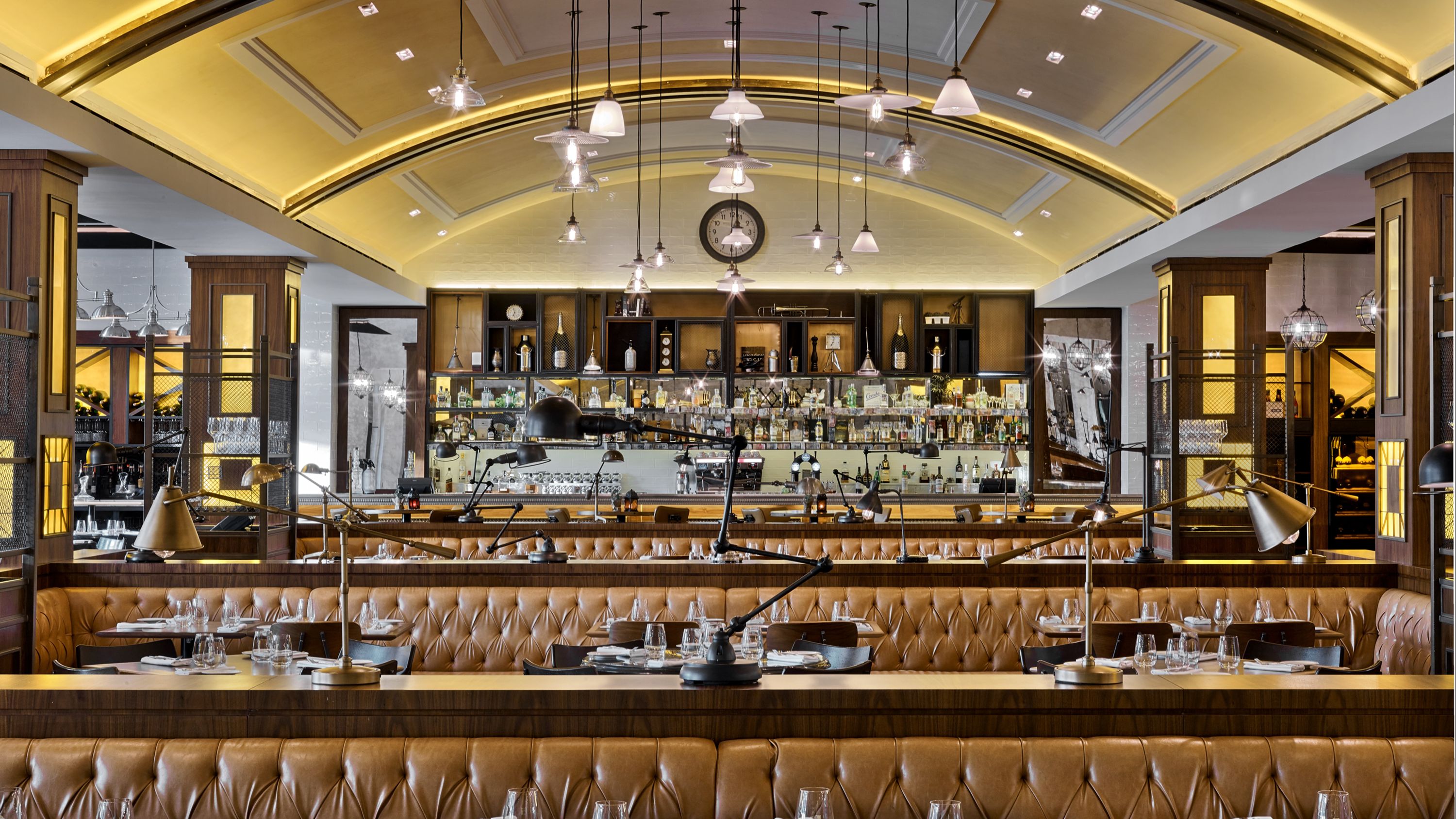 時尚餐飲、招牌菜餚和熱情款待,盡在一處 時尚餐飲、招牌菜餚和熱情款待,盡在一處