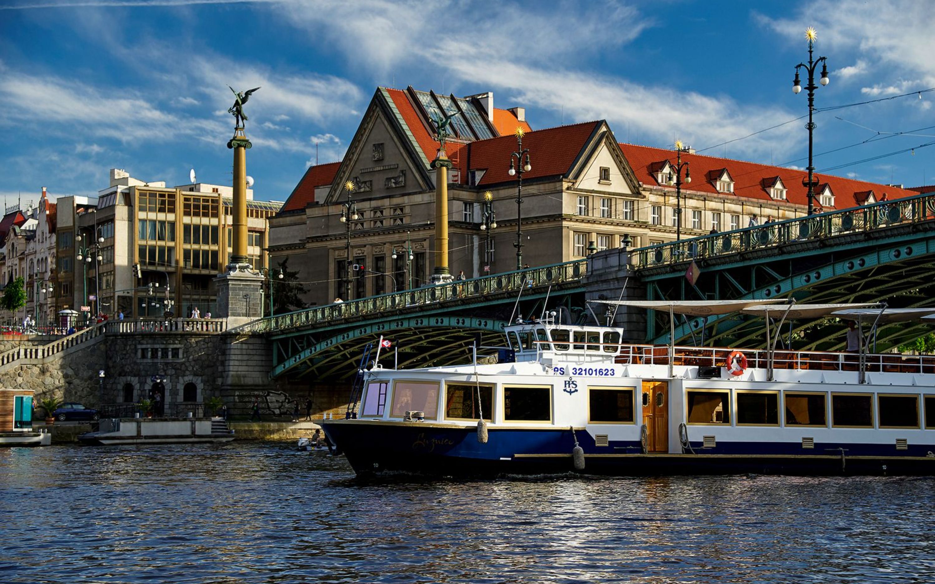 巡遊經過宏偉的國家劇院，同時欣賞美麗的河畔建築