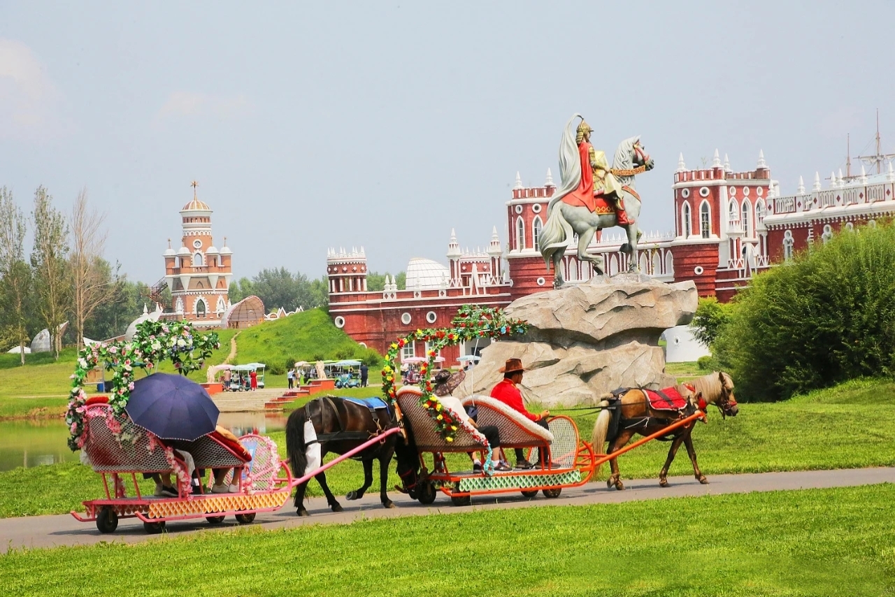 伏爾加莊園的觀光馬車裝飾精美,在俄式風情莊園內穿梭,遊客乘坐可愜意賞城堡、雕像等景緻 伏爾加莊園的觀光馬車裝飾精美,在俄式風情莊園內穿梭,遊客乘坐可愜意賞城堡、雕像等景緻