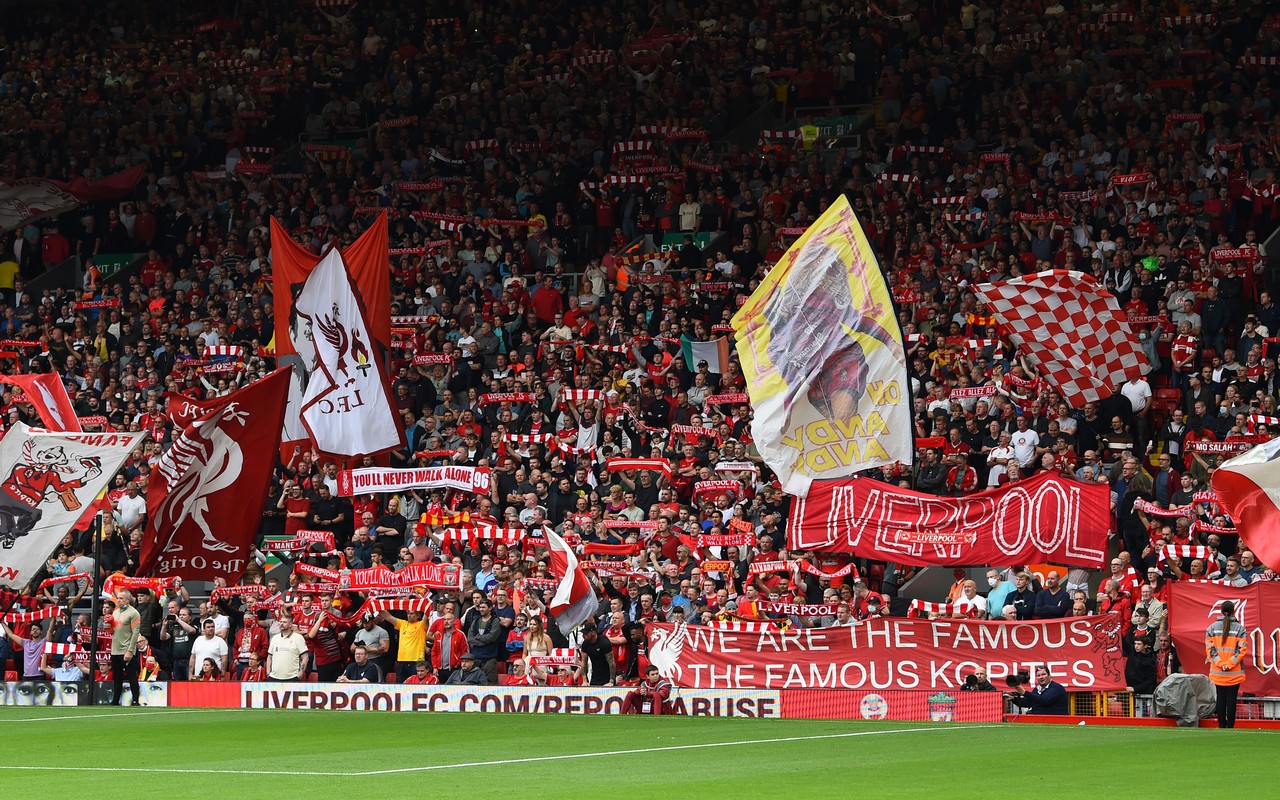 沉浸在激昂的氛圍中，一片紅色的激情與自豪的海洋