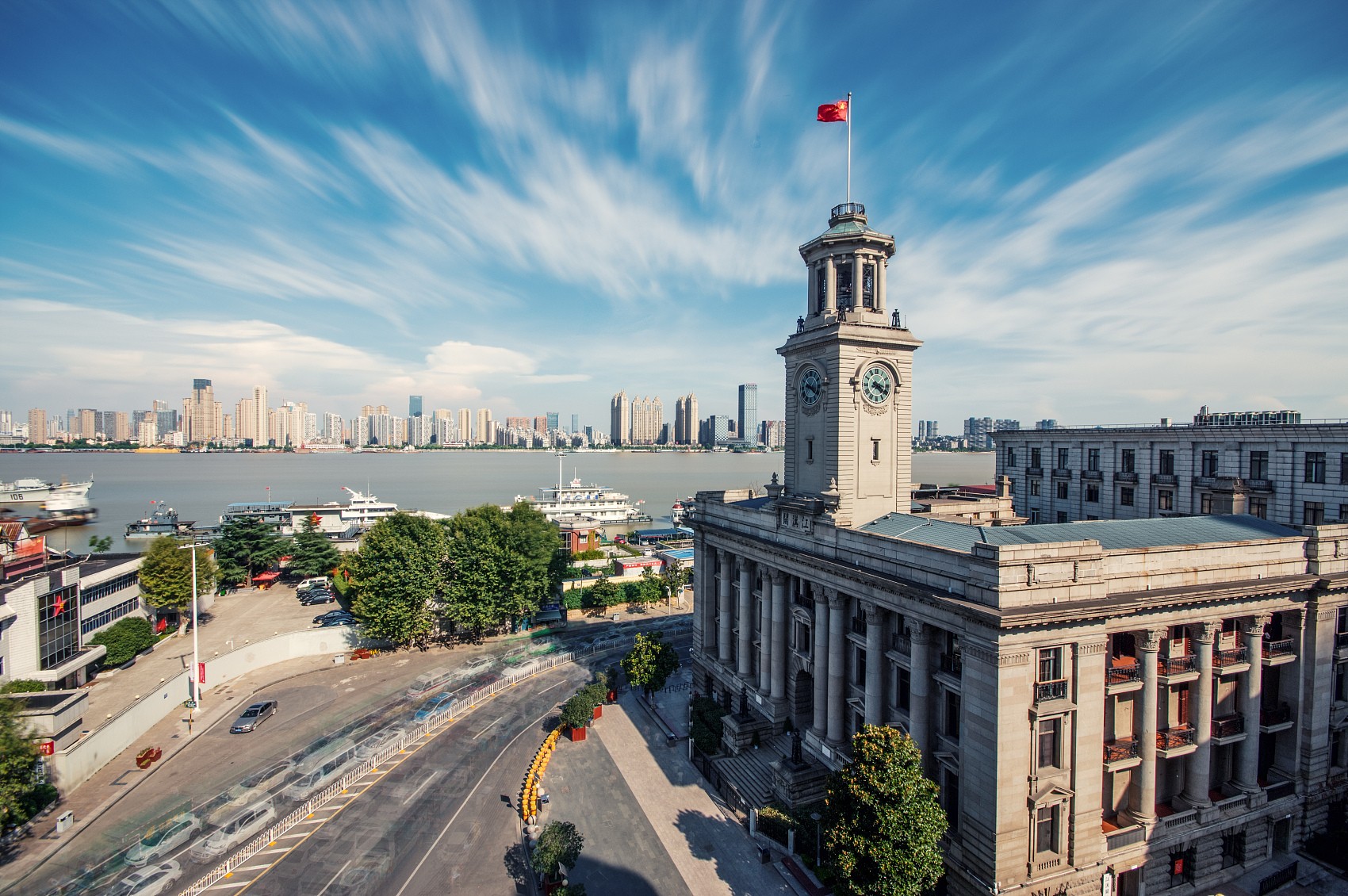 【武漢關鐘樓】這座落成於1924年的新古典主義建築，曾是漢口海關辦公大樓。