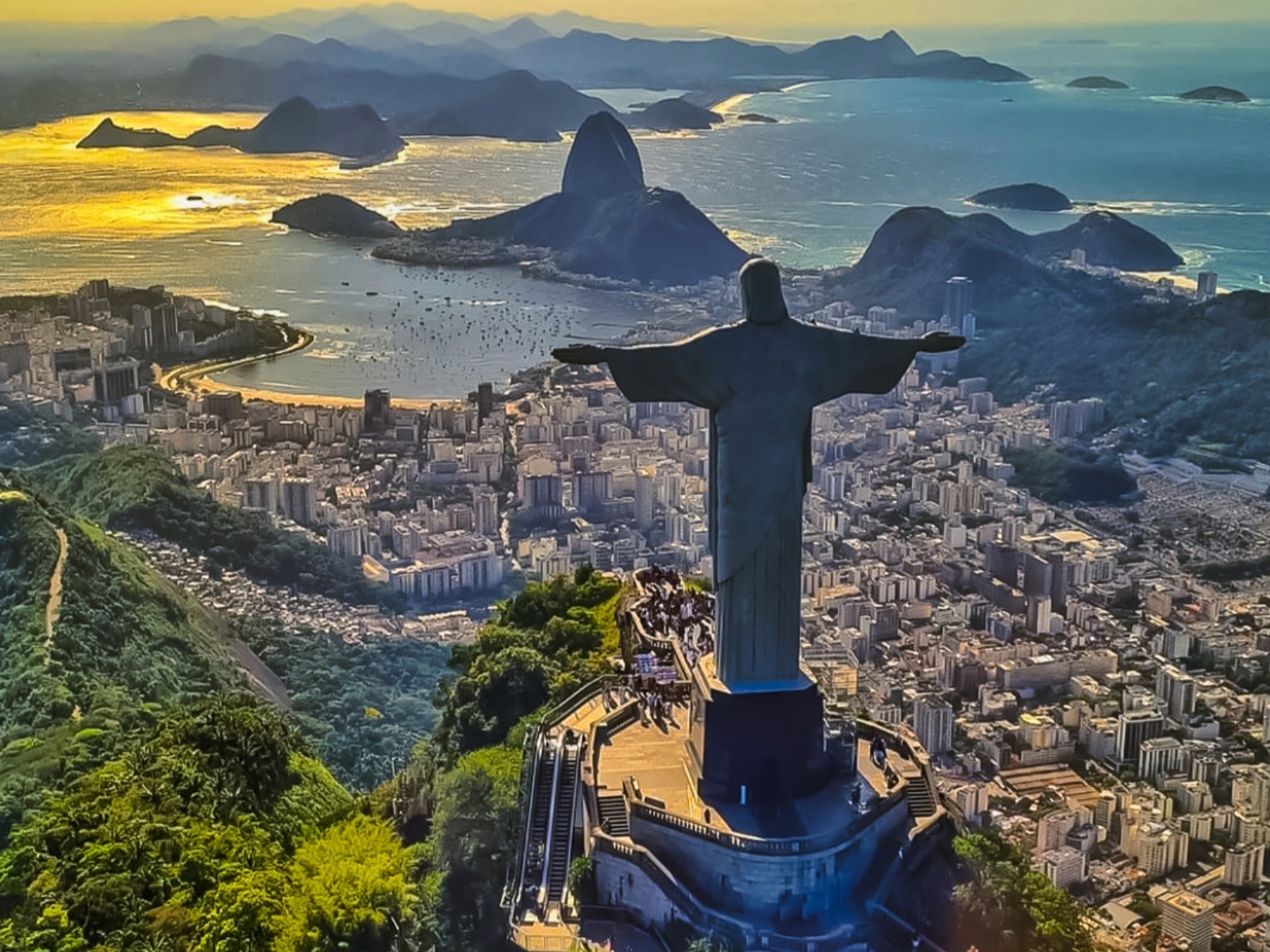 欣賞雄偉的基督救世主雕像,它聳立在里約熱內盧壯麗的山景之上 欣賞雄偉的基督救世主雕像,它聳立在里約熱內盧壯麗的山景之上