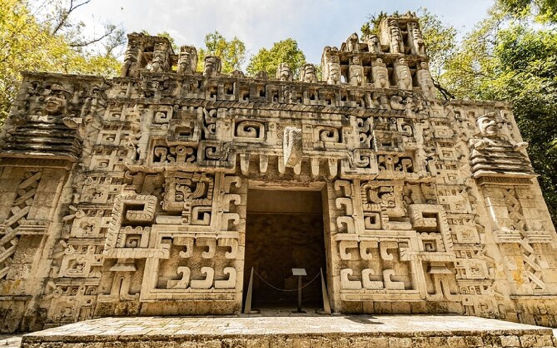 走進重建的馬雅神廟，欣賞古文明的精緻雕刻。