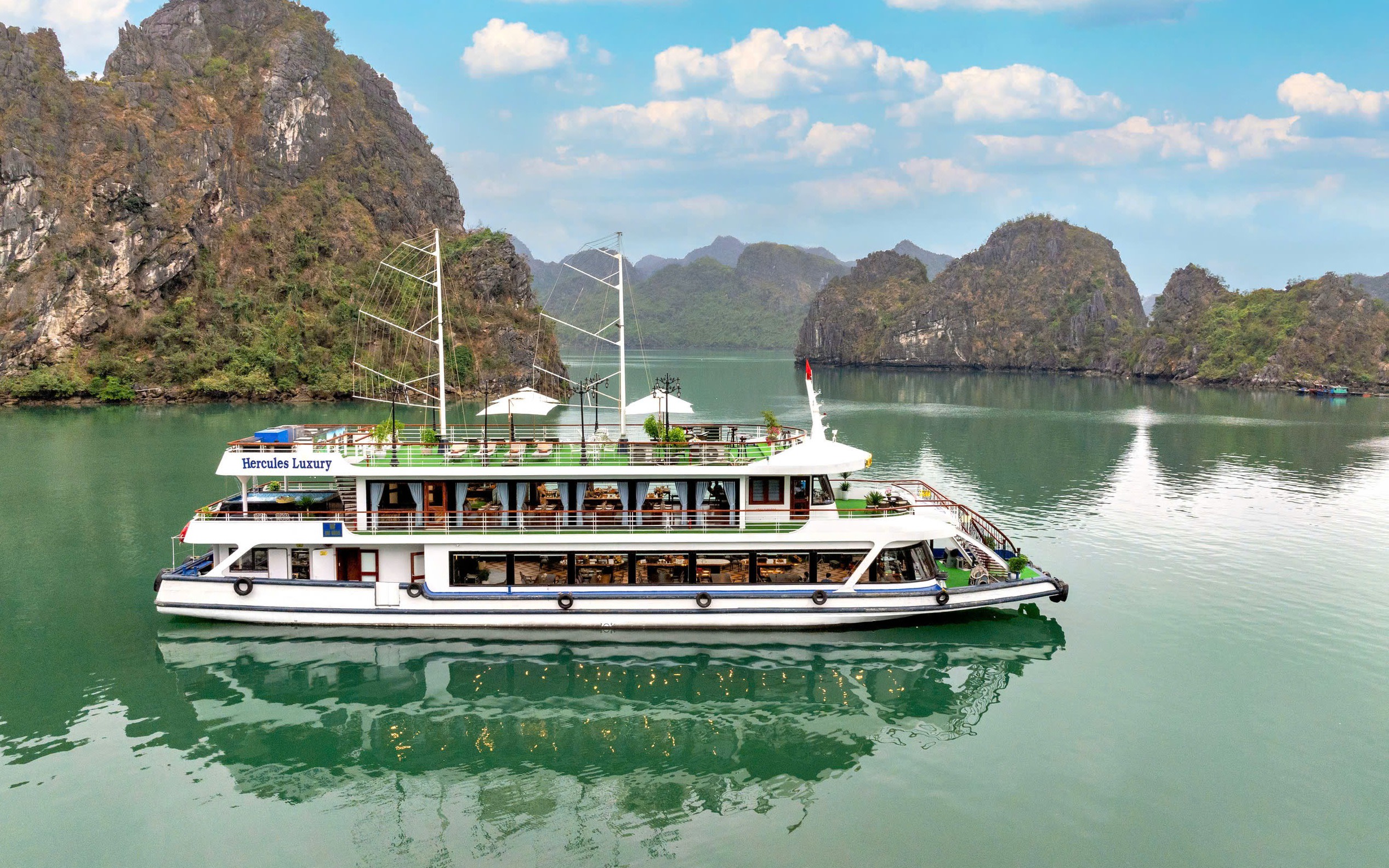 Hercules Luxury Day Cruise: Ha Long Bay, Sung Sot, Ti Top
