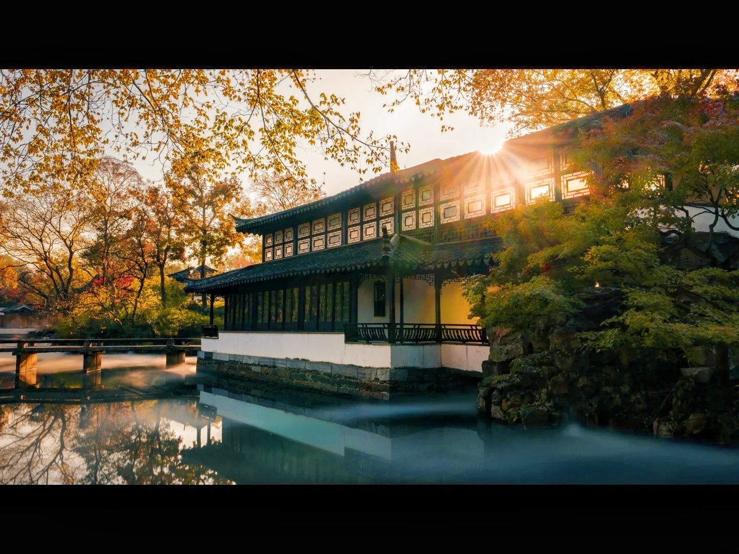 拙政園中國四大名園之一,江南園林的代表,蘇州園林中面積最大的古典山水園林,也是蘇州園林中最大、最著名的一座 拙政園中國四大名園之一,江南園林的代表,蘇州園林中面積最大的古典山水園林,也是蘇州園林中最大、最著名的一座